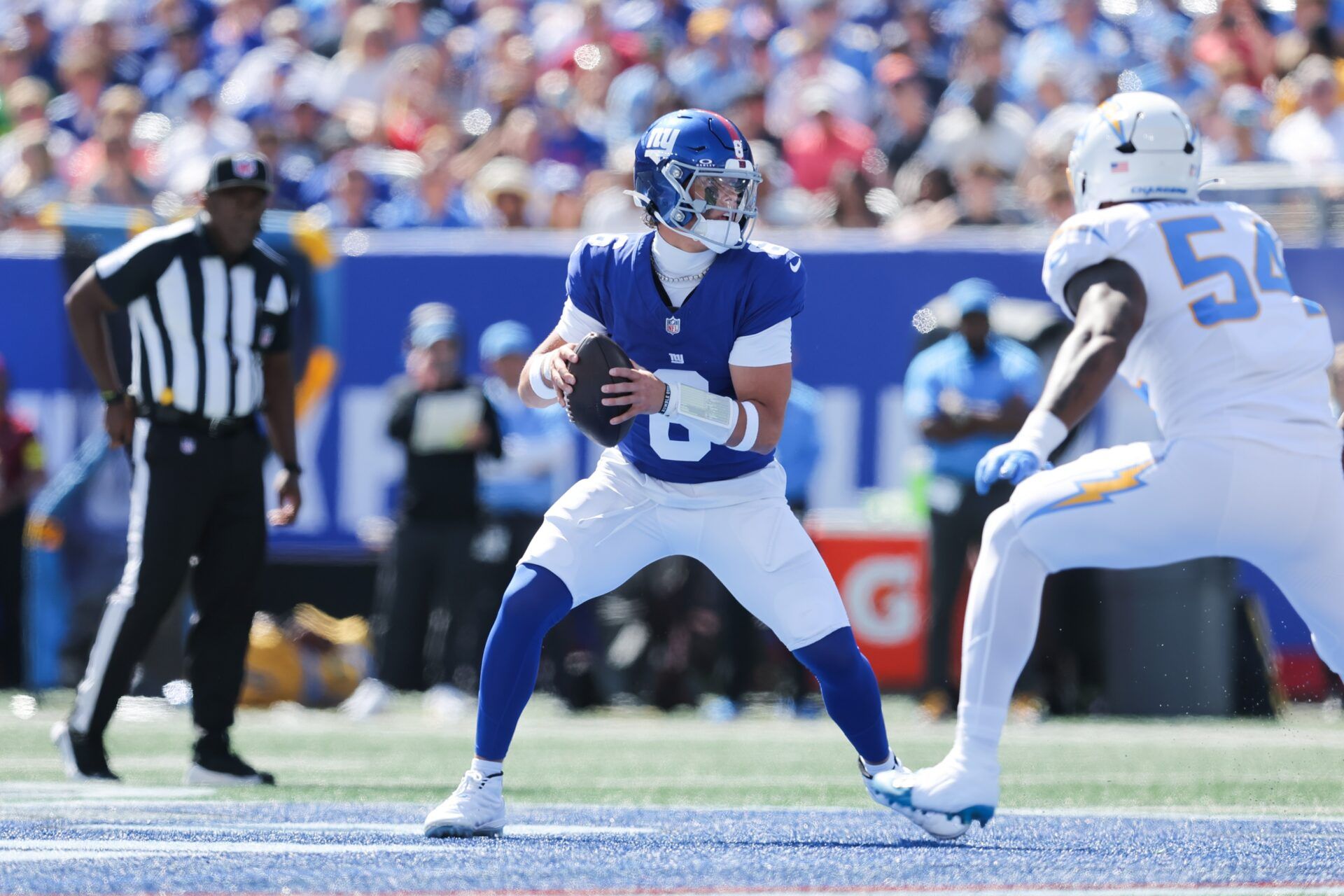 New York Giants quarterback Jaxson Dart (6) drops back to pass during the first quarter against the Los Angeles Chargers at MetLife Stadium.