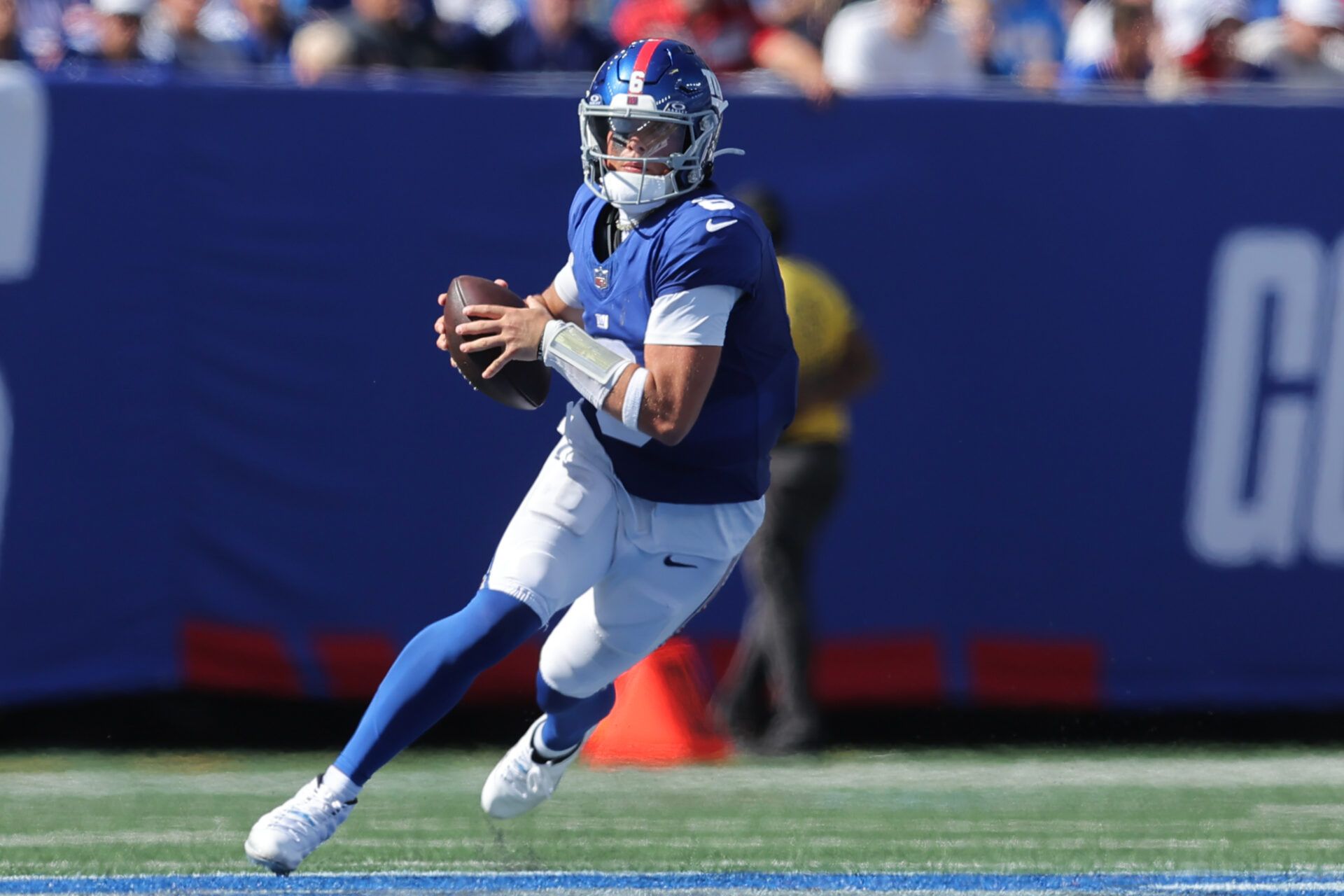 New York Giants quarterback Jaxson Dart (6) runs with the ball during the second quarter against the Los Angeles Chargers at MetLife Stadium.