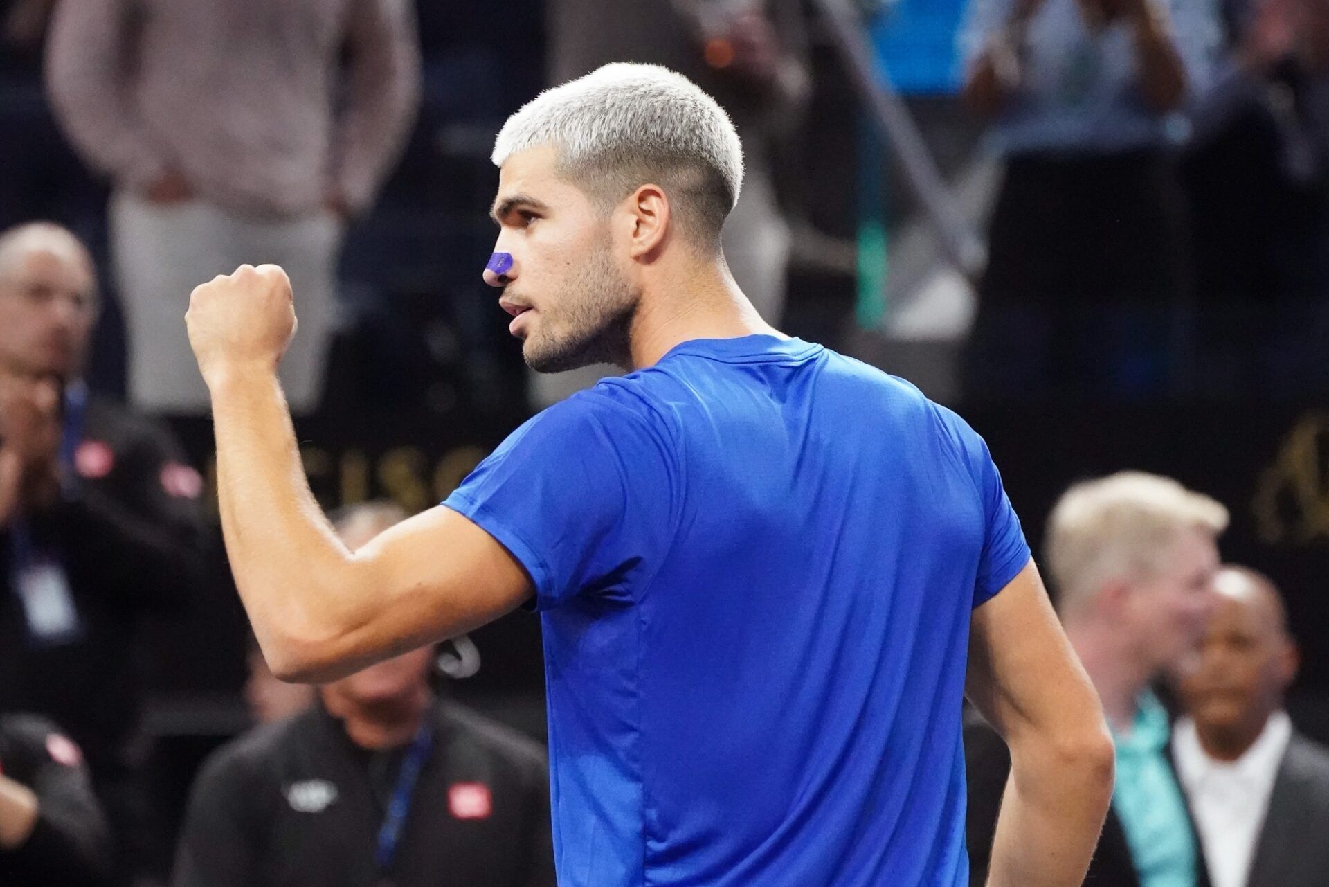 Team Europe player Carlos Alcaraz acknowledges his team after defeating Team World player Francisco Cerundolo during the Laver Cup at Chase Center.
