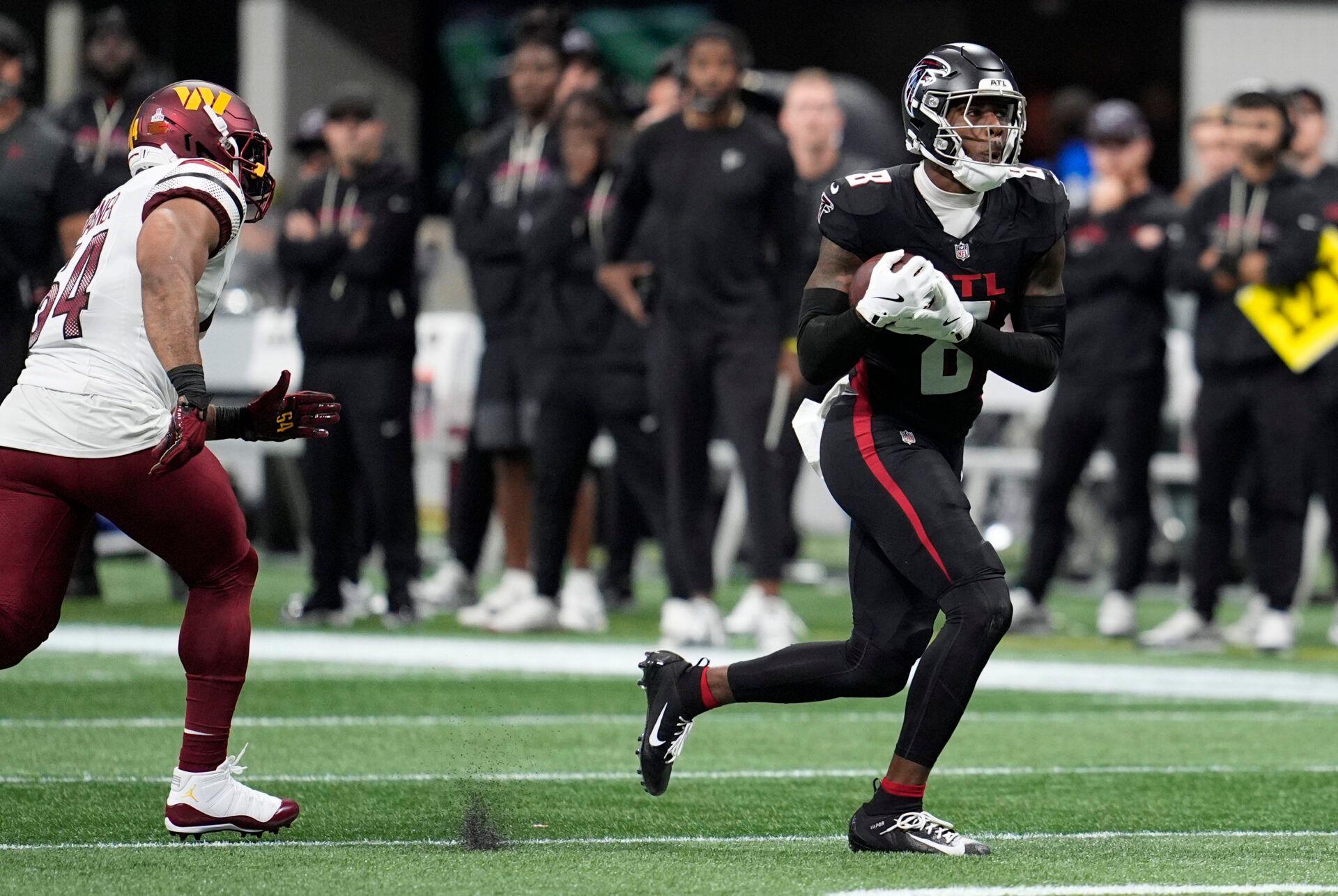 Atlanta Falcons tight end Kyle Pitts (8) runs against Washington Commanders middle linebacker Bobby Wagner (54) during the first quarter at Mercedes-Benz Stadium.