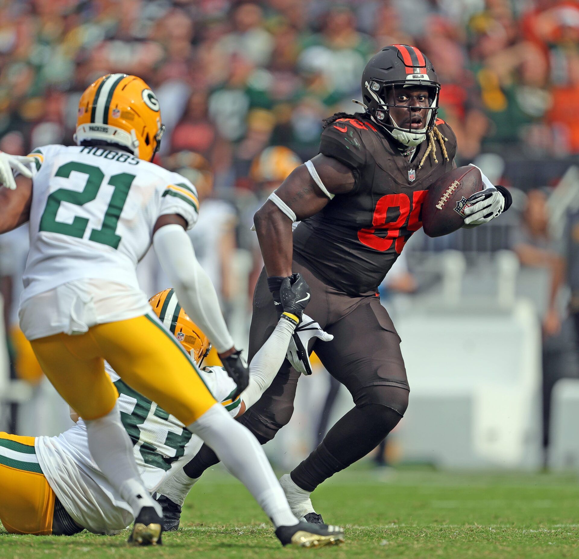 Cleveland Browns tight end David Njoku (85) picks up enough yards to get the Browns in field goal range during the second half of an NFL football game against the Green Bay Packers at Huntington Bank Field, Sept. 21, 2025, in Cleveland, Ohio.