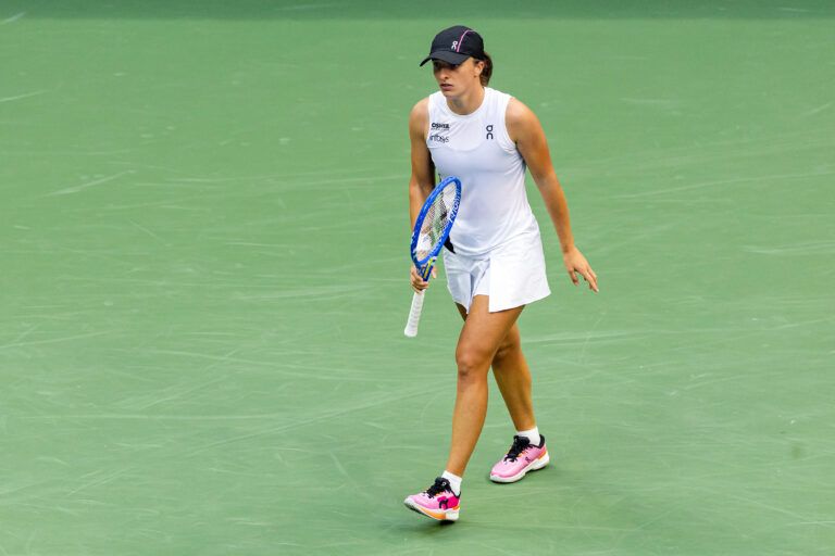 Iga Świątek will lock horns with Emma Navarro for a place in the quarterfinals of the China Open.