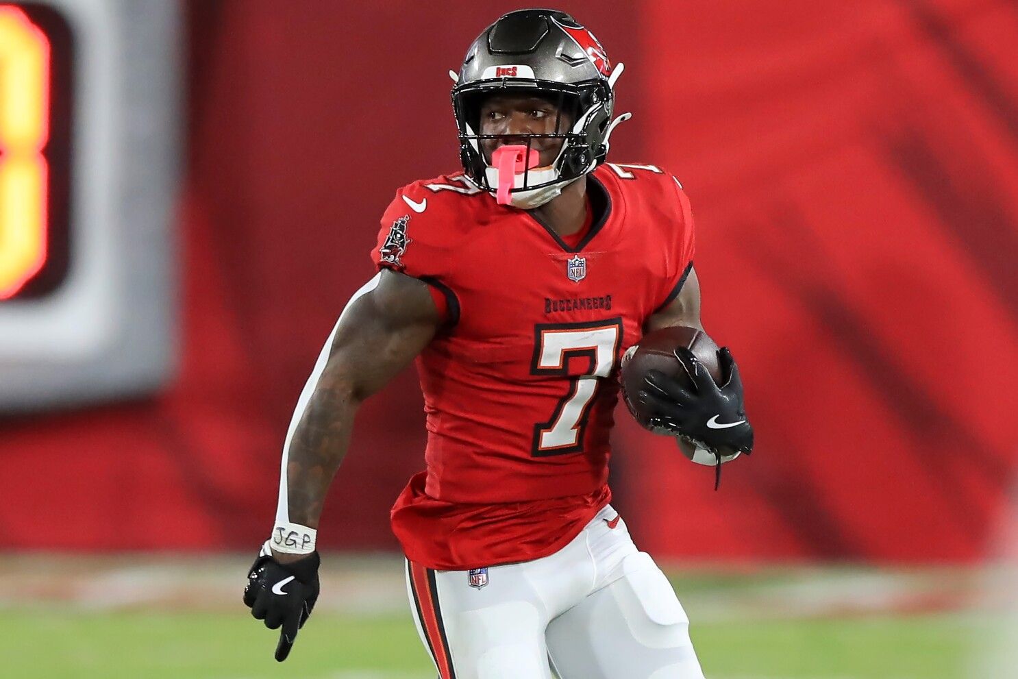 TAMPA, FL - OCTOBER 21: Tampa Bay Buccaneers Running Back Bucky Irving (7) carries the ball during the game between the Baltimore Ravens and the Tampa Bay Buccaneers on October 21, 2024 at Raymond James Stadium in Tampa, Florida. (Photo by Cliff Welch/Icon Sportswire via Getty Images)
