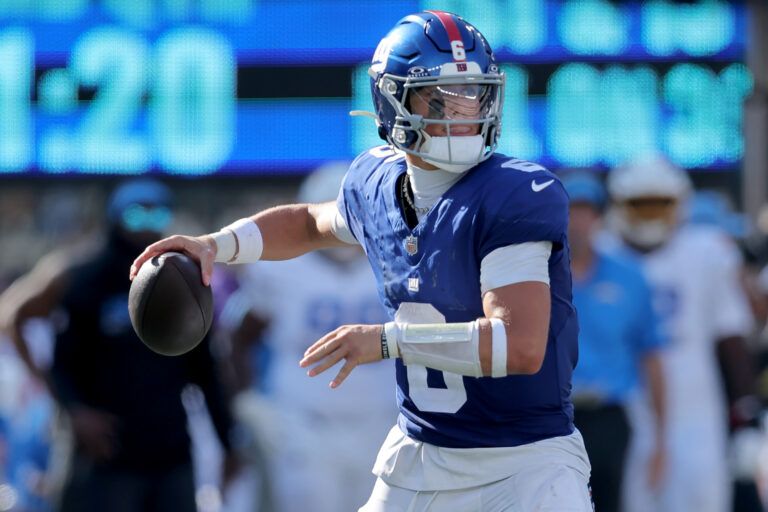 New York Giants quarterback Jaxson Dart (6) looks to pass against the Los Angeles Chargers during the third quarter at MetLife Stadium.