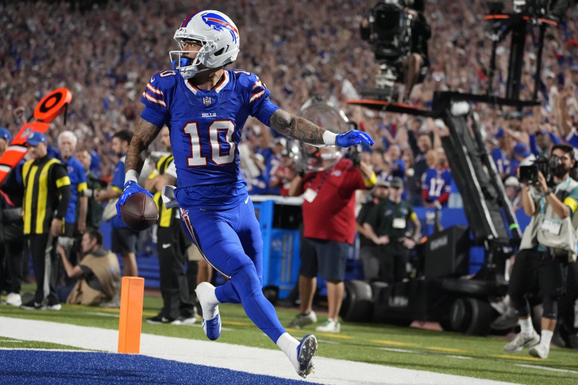 Buffalo Bills wide receiver Khalil Shakir (10) scores a touchdown against the Miami Dolphins in the fourth quarter at Highmark Stadium.