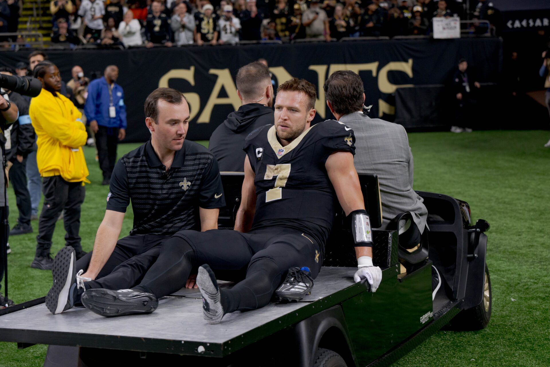 New Orleans Saints tight end Taysom Hill (7) leaves the field after an injury against the Los Angeles Rams during the second half at Caesars Superdome.