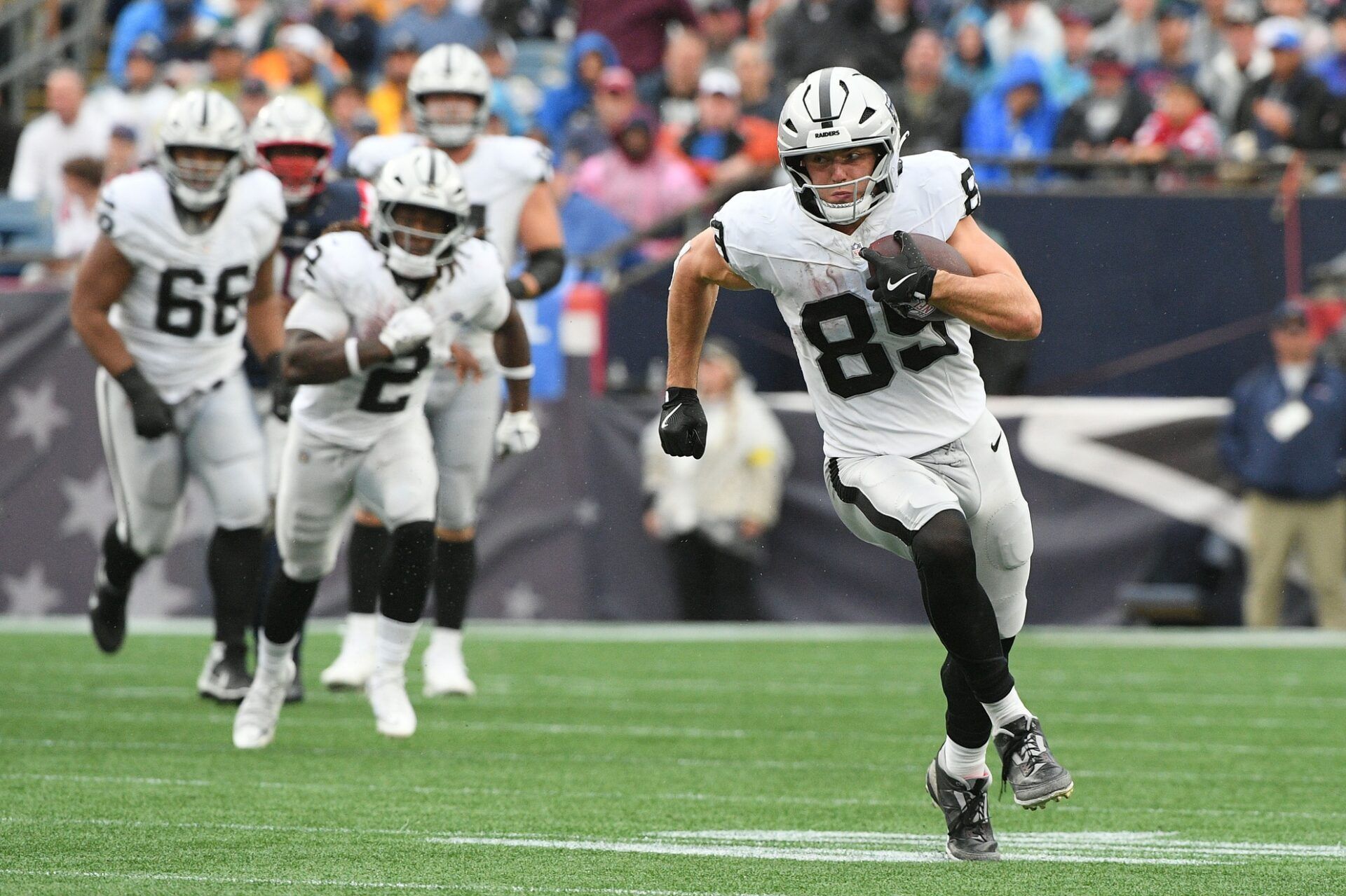 Las Vegas Raiders tight end Brock Bowers (89) makes a catch against the New England Patriots during the second half at Gillette Stadium.