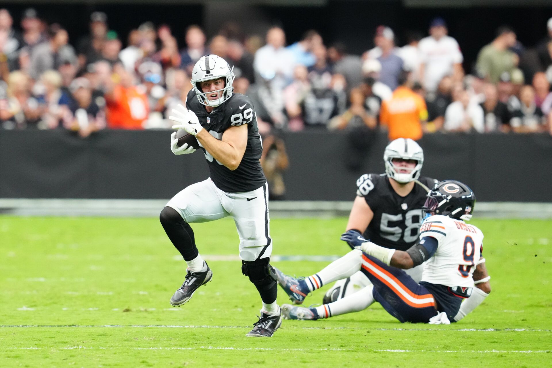 Las Vegas Raiders tight end Brock Bowers (89) runs the ball during the second half against the Chicago Bears at Allegiant Stadium.