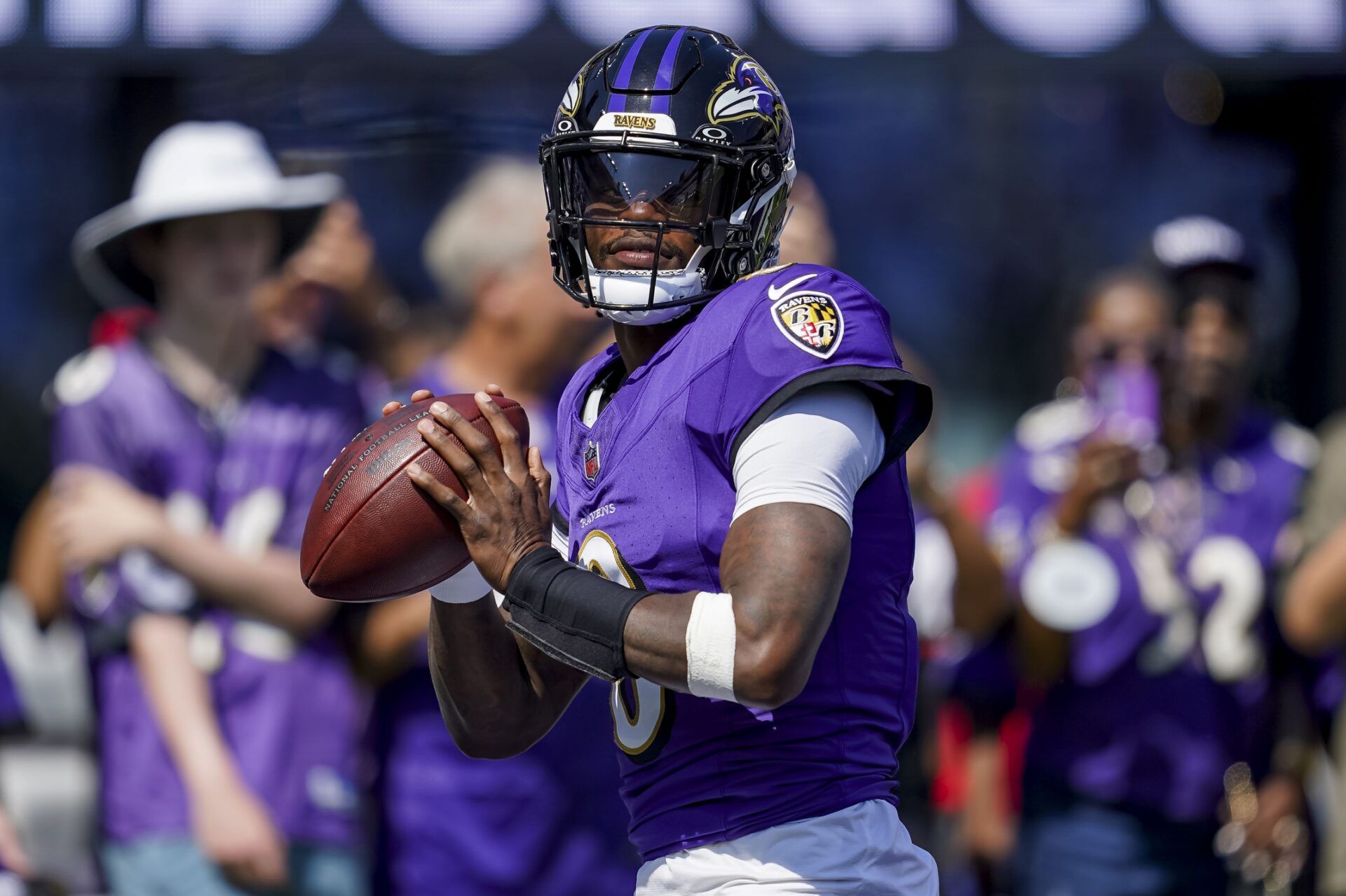Baltimore Ravens quarterback Lamar Jackson (8) warms up before the game against the Cleveland Browns at M&T Bank Stadium.