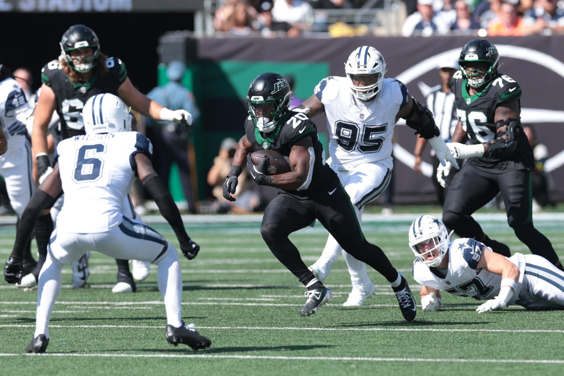 New York Jets running back Breece Hall (20) carries the ball against the Dallas Cowboys during the first half at MetLife Stadium.