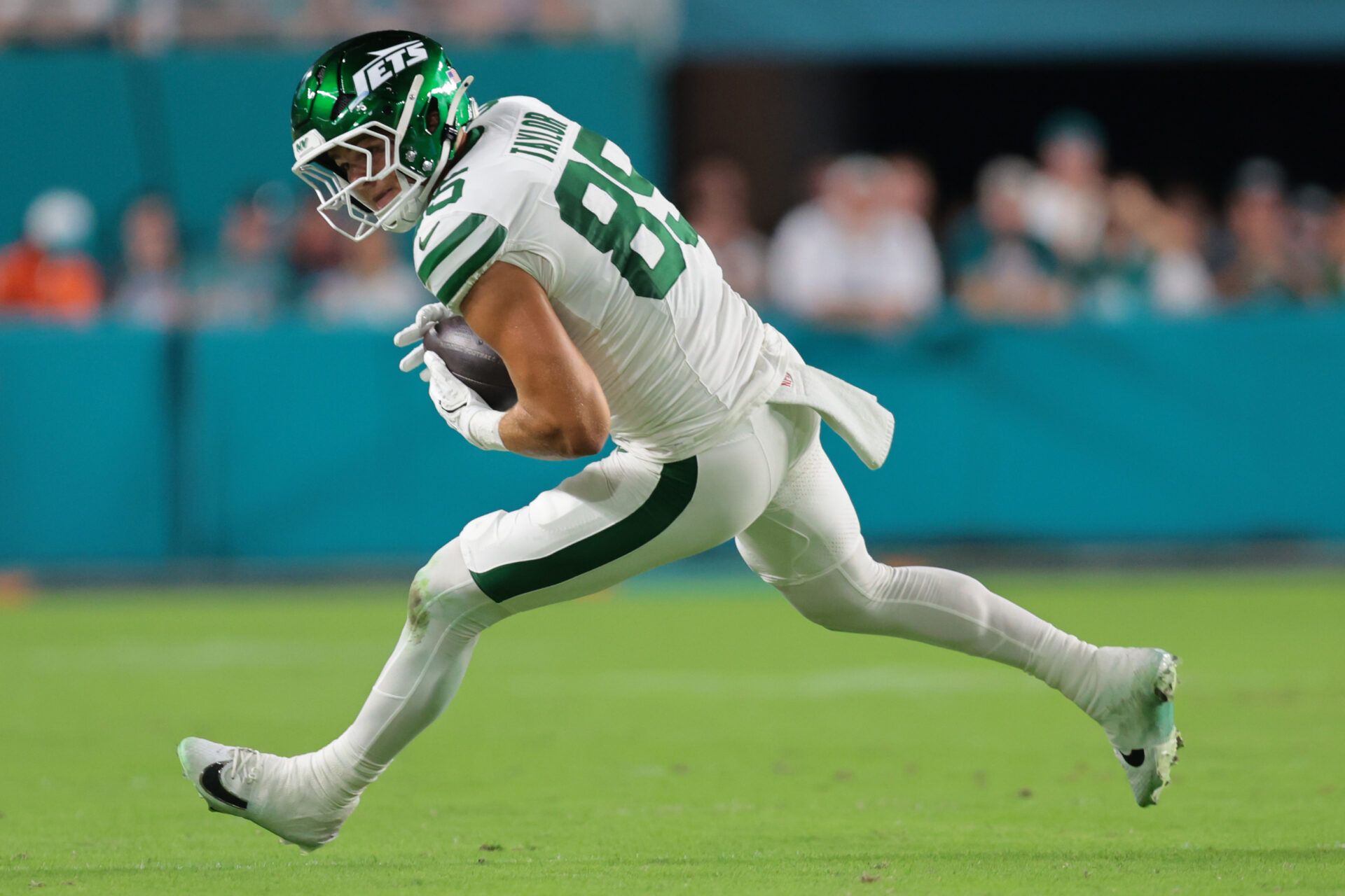 New York Jets tight end Mason Taylor (85) makes a catch against the Miami Dolphins during the first half at Hard Rock Stadium.