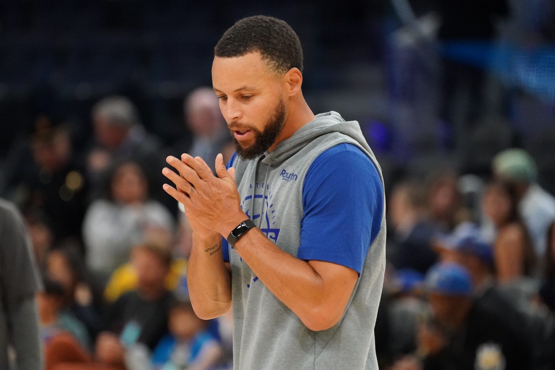 Golden State Warriors guard Stephen Curry (30) warms up before the game against the Los Angeles Lakers at Chase Center.
