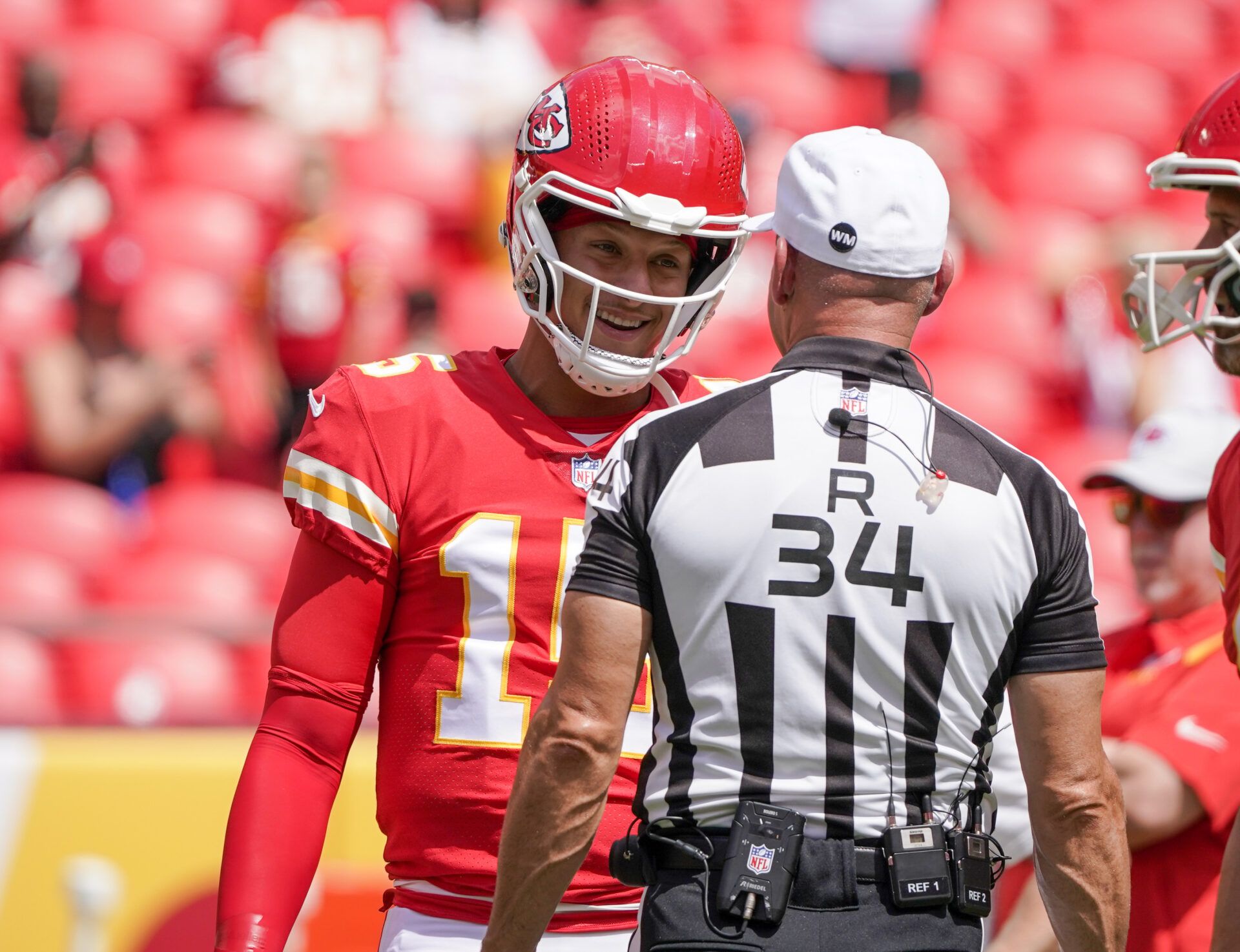 NFL BREAKING NEWS: The referee was heavily criticized for a series of controversial decisions in the heated match between Kansas City Chiefs and Jacksonville Jaguars, causing outrage among fans and social media to explode with controversy! The controversial calls, especially in the final quarter, made both players and fans angry. On social media, thousands of comments exploded criticizing the referee team, saying that they had "ruined" a top match. Many experts also spoke up to ask the NFL to review its officiating, as such mistakes can directly affect the season's situation...