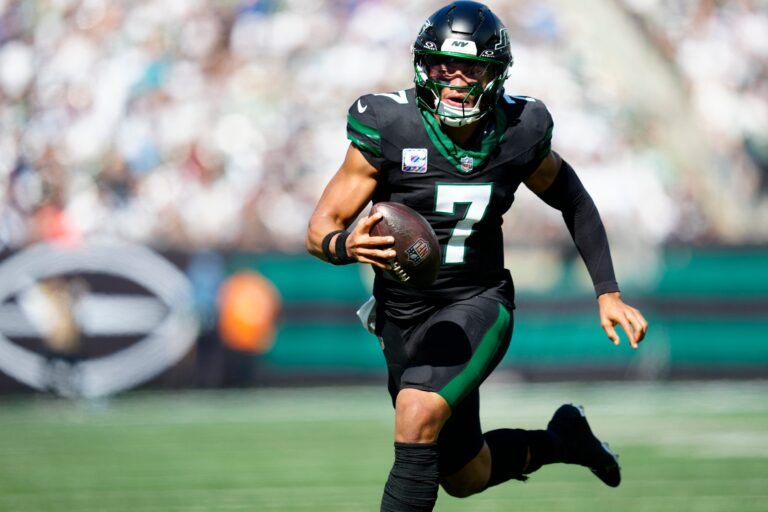 New York Jets quarterback Justin Fields (7) runs with the ball, Sunday, October 5, 2025.