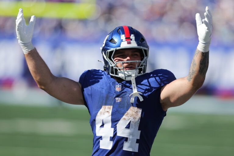 New York Giants running back Cam Skattebo (44) reacts during the third quarter against the Los Angeles Chargers at MetLife Stadium.