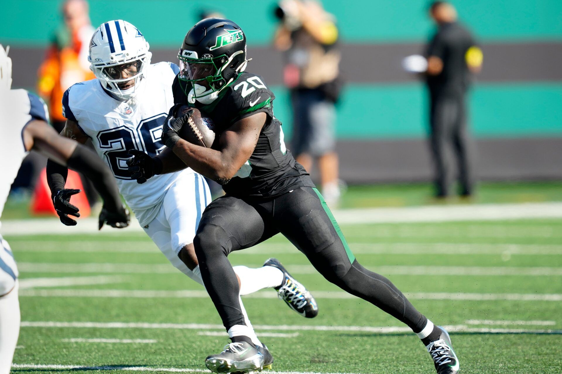 New York Jets running back Breece Hall (20), runs with the ball, Sunday, October 5, 2025.