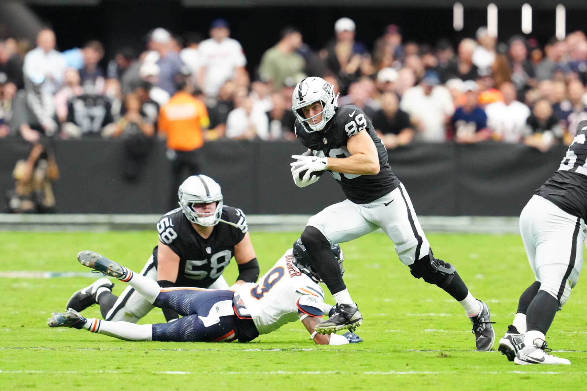 Las Vegas Raiders tight end Brock Bowers (89) runs the ball during the second half against the Chicago Bears at Allegiant Stadium.