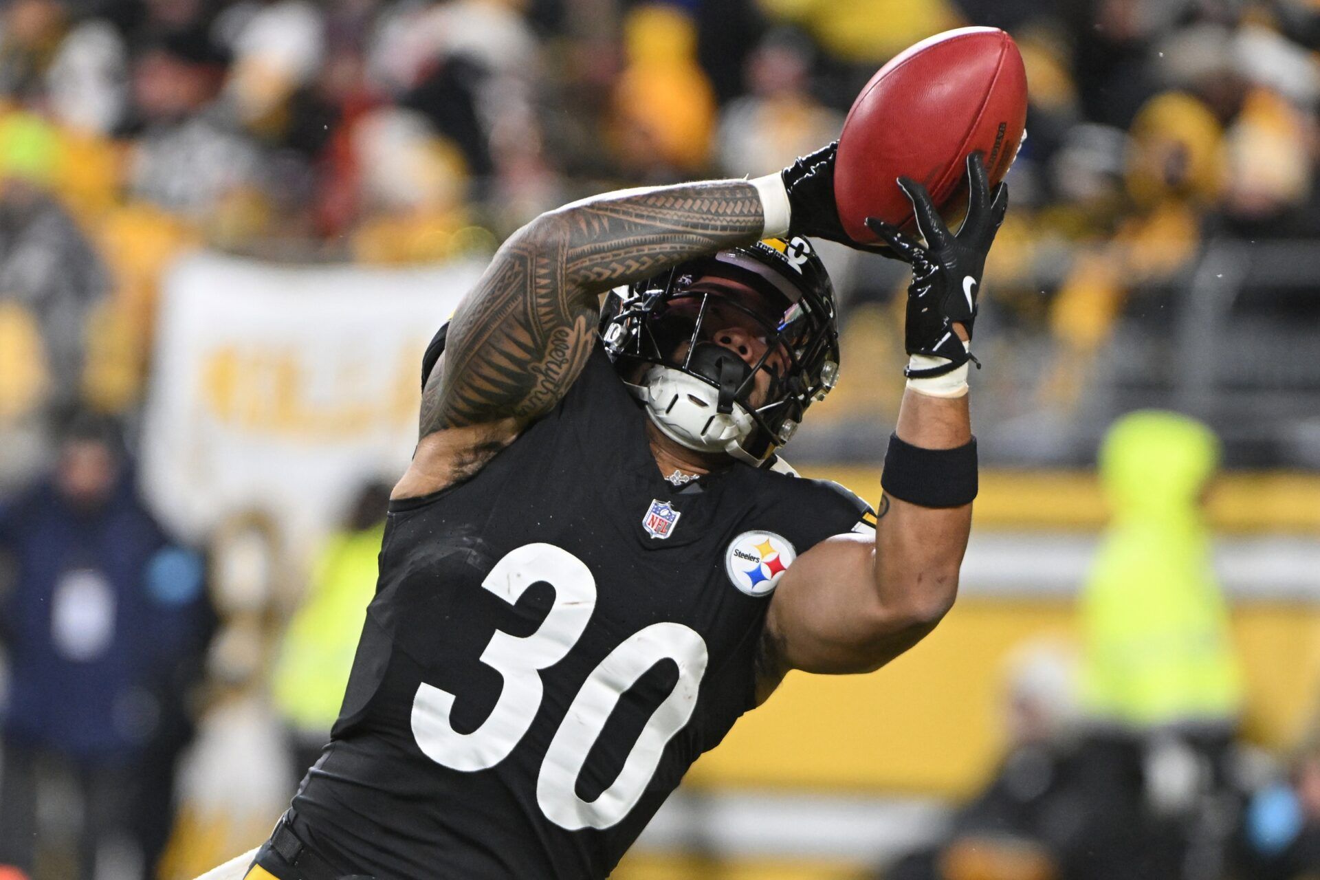 Pittsburgh Steelers returner Jaylen Warren (30) catches a kickoff against the Cincinnati Bengals during the first quarter at Acrisure Stadium.