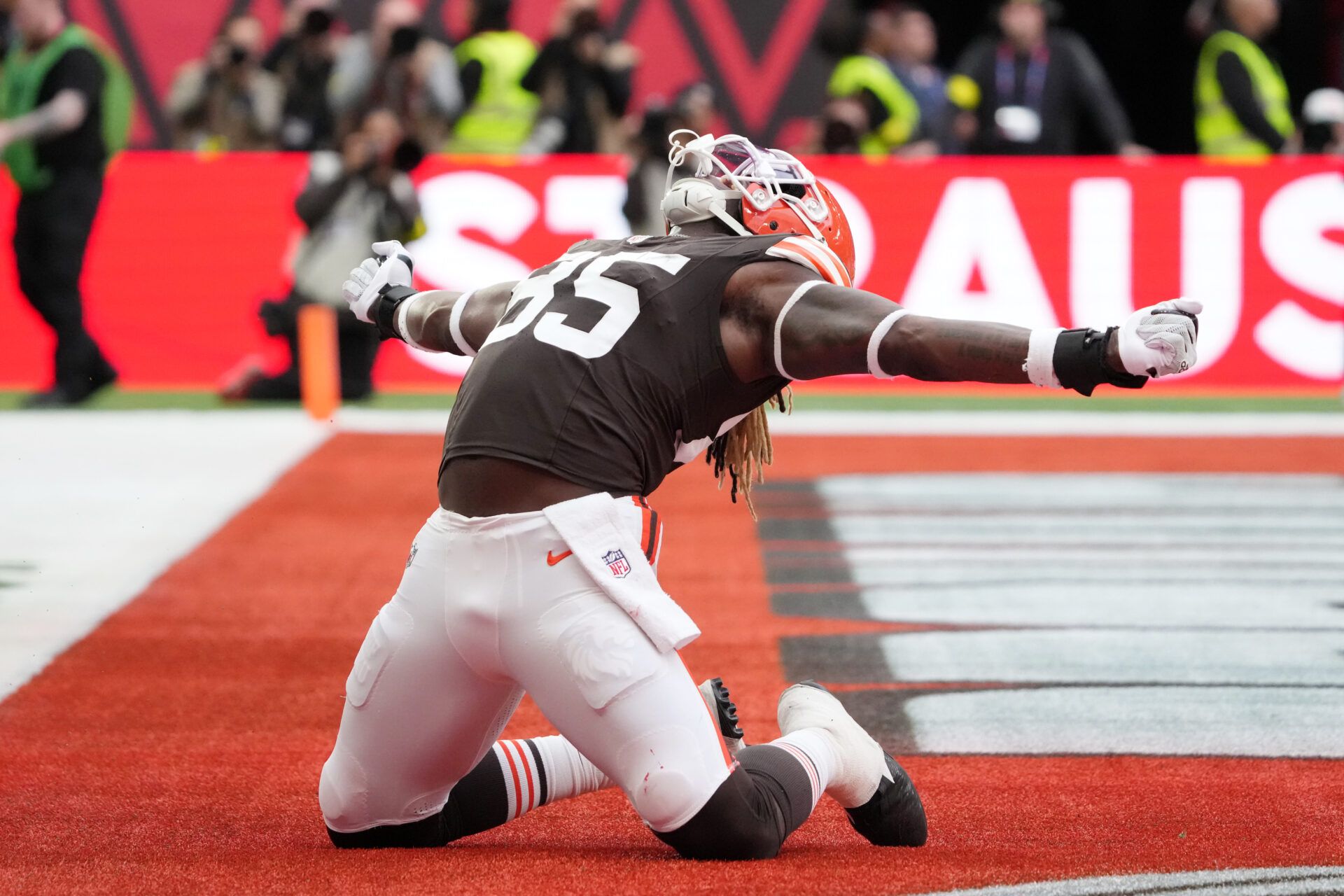 Cleveland Browns tight end David Njoku (85) celebrates after scoring a touchdown against the Minnesota Vikings during the third quarter of an NFL International Series game at Tottenham Hotspur Stadium.