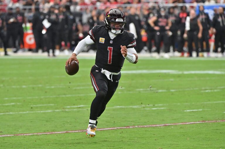 Arizona Cardinals quarterback Kyler Murray (1) runs for a touchdown against the Tennessee Titans during the first quarter at State Farm Stadium.