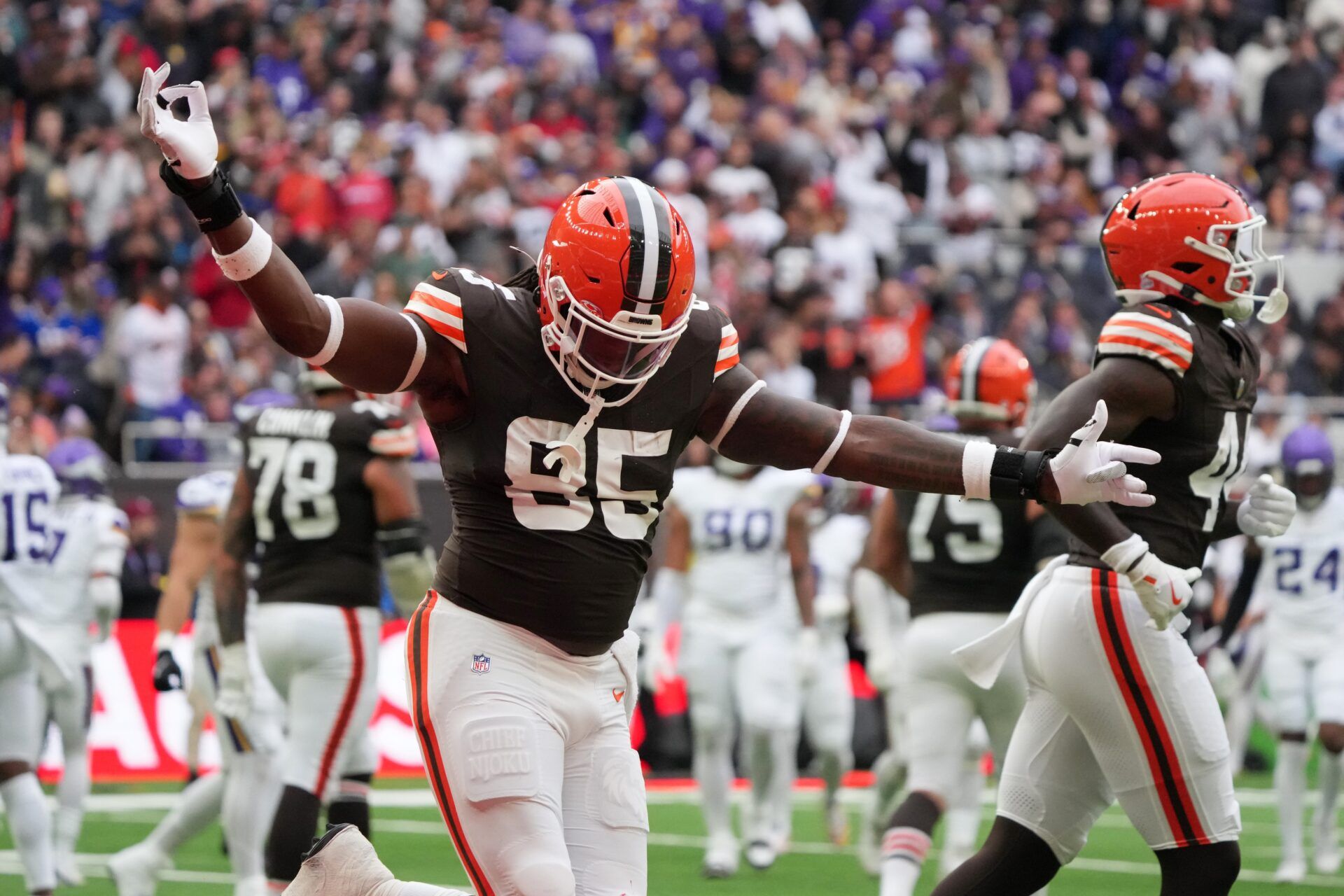Cleveland Browns tight end David Njoku (85) celebrates after scoring a touchdown against the Minnesota Vikings during the third quarter of an NFL International Series game at Tottenham Hotspur Stadium.
