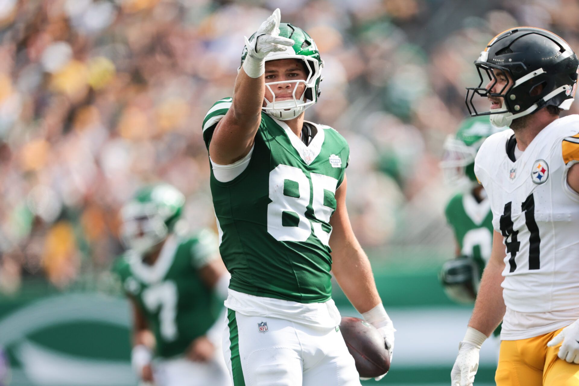 New York Jets tight end Mason Taylor (85) reacts to the play during the second half against the Pittsburgh Steelers at MetLife Stadium.