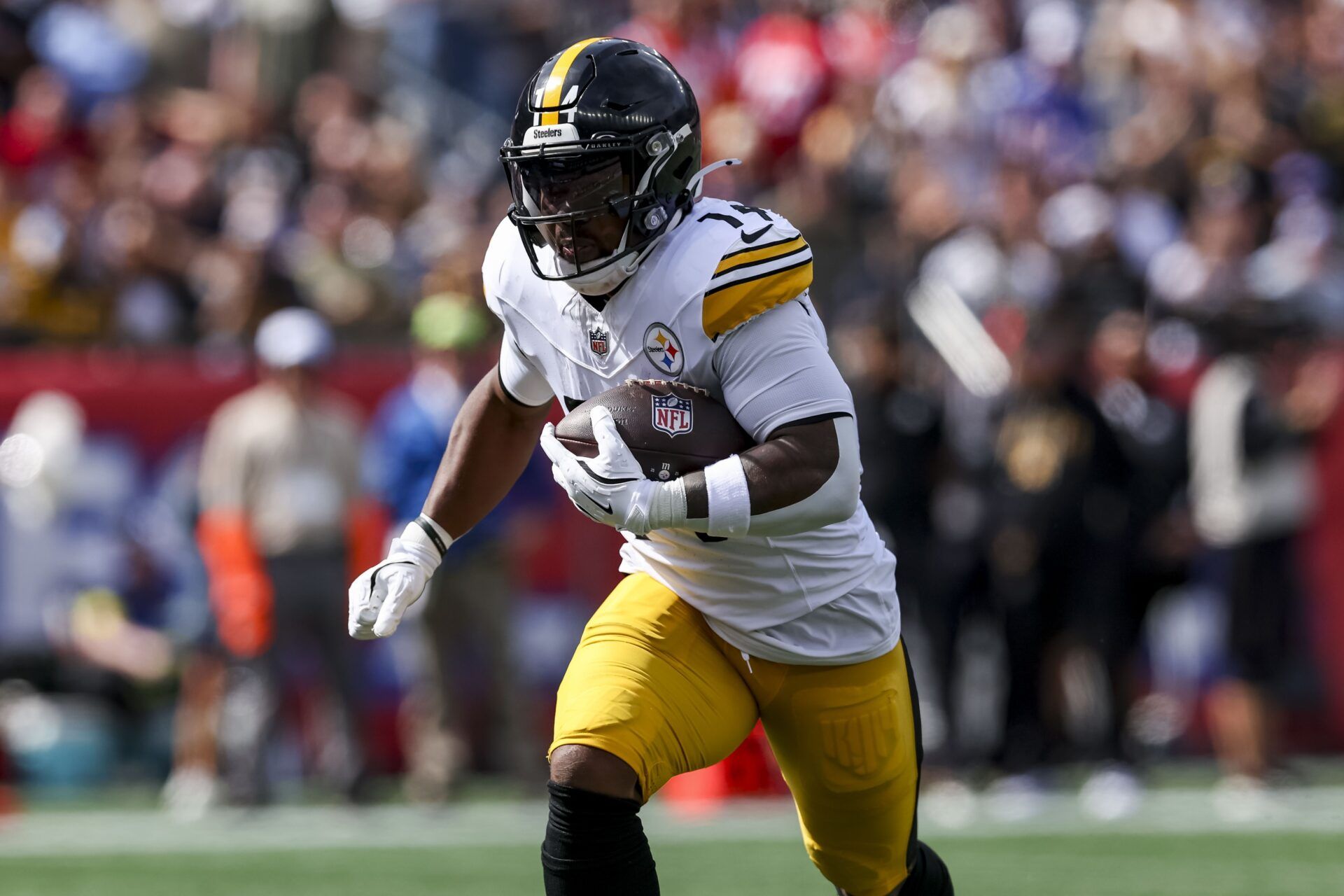 Pittsburgh Steelers running back Kenneth Gainwell (14) rushes for a touchdown during the first quarter at Gillette Stadium.