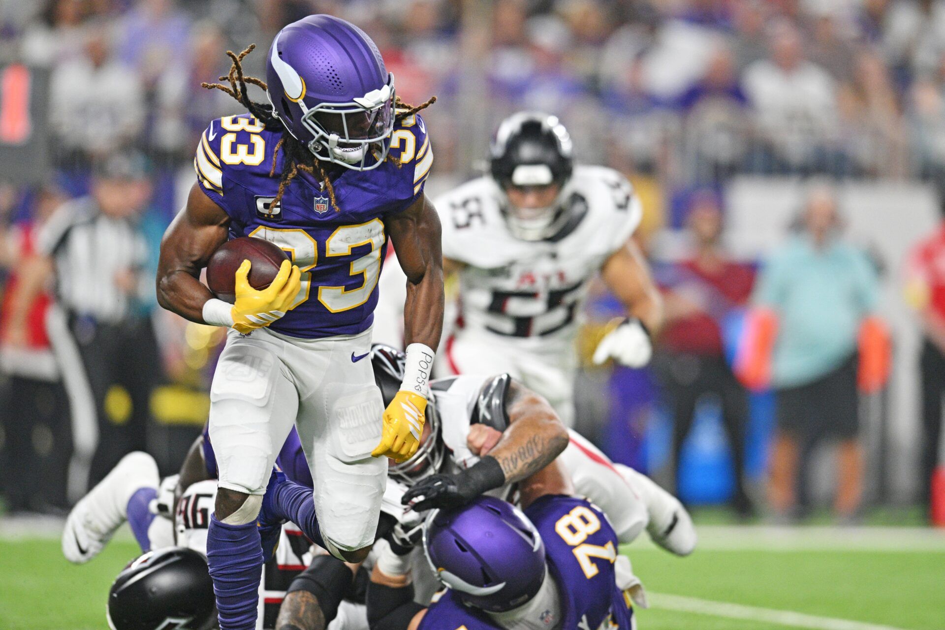 Minnesota Vikings running back Aaron Jones Sr. (33) runs the ball during the first half against the Atlanta Falcons at U.S. Bank Stadium.