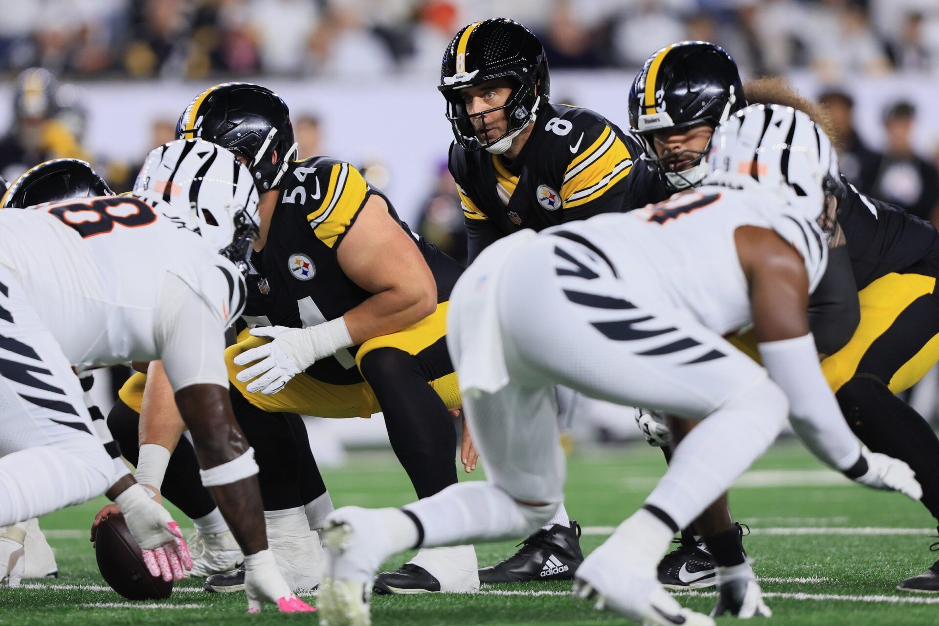 Pittsburgh Steelers quarterback Aaron Rodgers (8) stands behind center against the Cincinnati Bengals during the first quarter at Paycor Stadium.