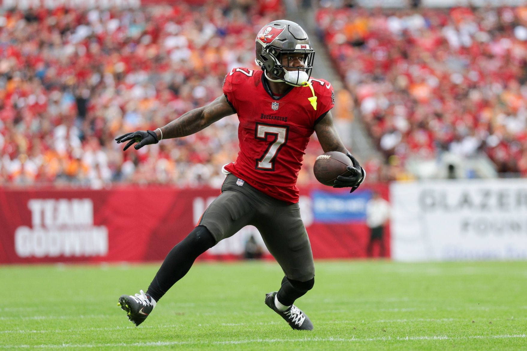 Tampa Bay Buccaneers running back Bucky Irving (7) runs with the ball against the Carolina Panthers in the third quarter at Raymond James Stadium.