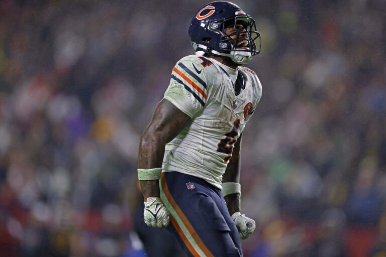 Chicago Bears running back D'Andre Swift (4) reacts to a first down during the fourth quarter against the Washington Commanders at Northwest Stadium.