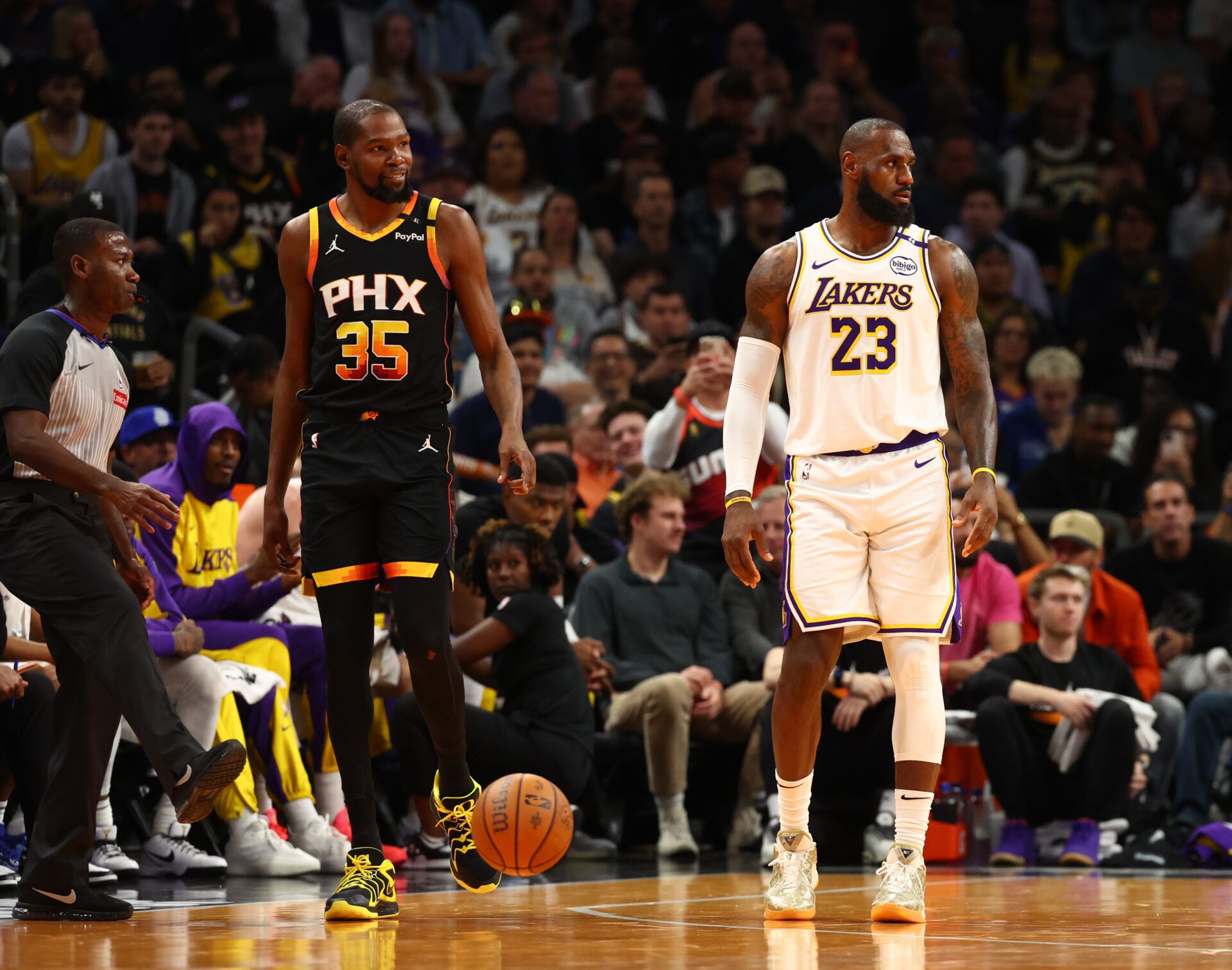 Los Angeles Lakers forward LeBron James (23) against Phoenix Suns forward Kevin Durant (35) during an NBA Cup game at Footprint Center.
