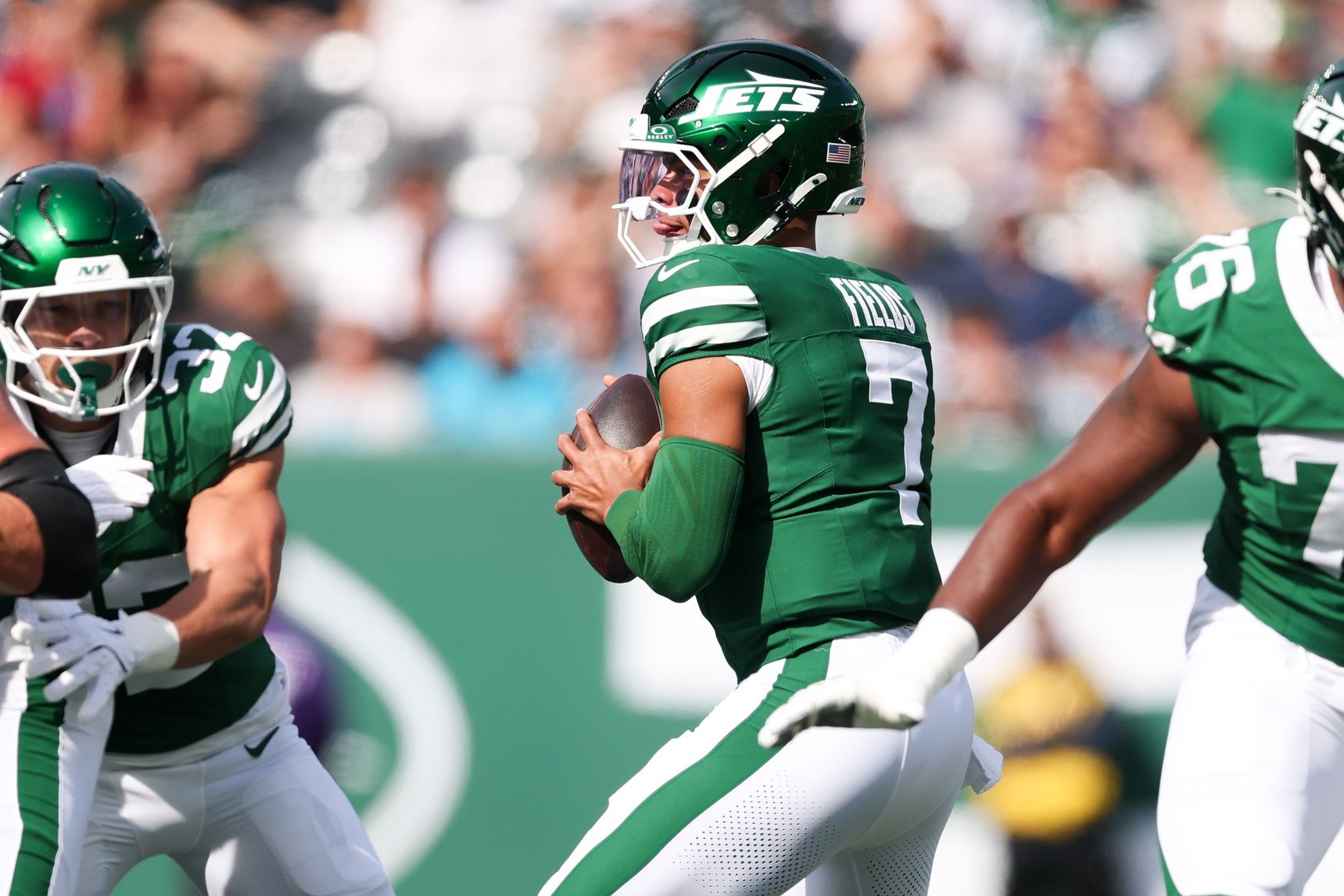 New York Jets quarterback Justin Fields (7) prepares to throw the ball in the first quarter against the Carolina Panthers at MetLife Stadium.