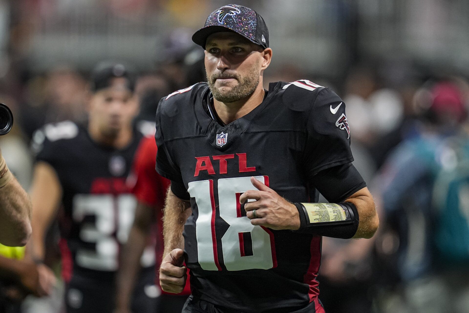 Atlanta Falcons quarterback Kirk Cousins (18) on the field during the game against the Washington Commanders at Mercedes-Benz Stadium.