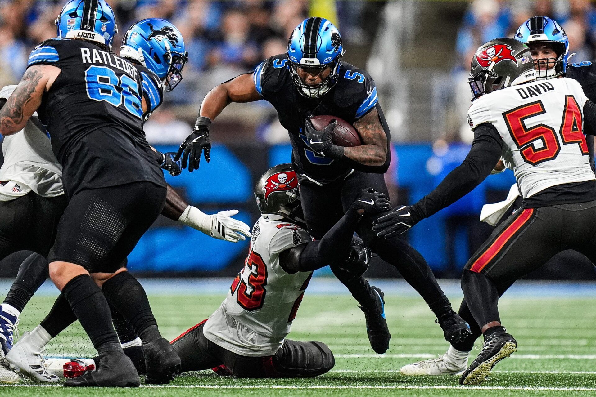 Detroit Lions running back David Montgomery (5) runs against Tampa Bay Buccaneers during the first half at Ford Field in Detroit on Monday, Oct. 20, 2025.