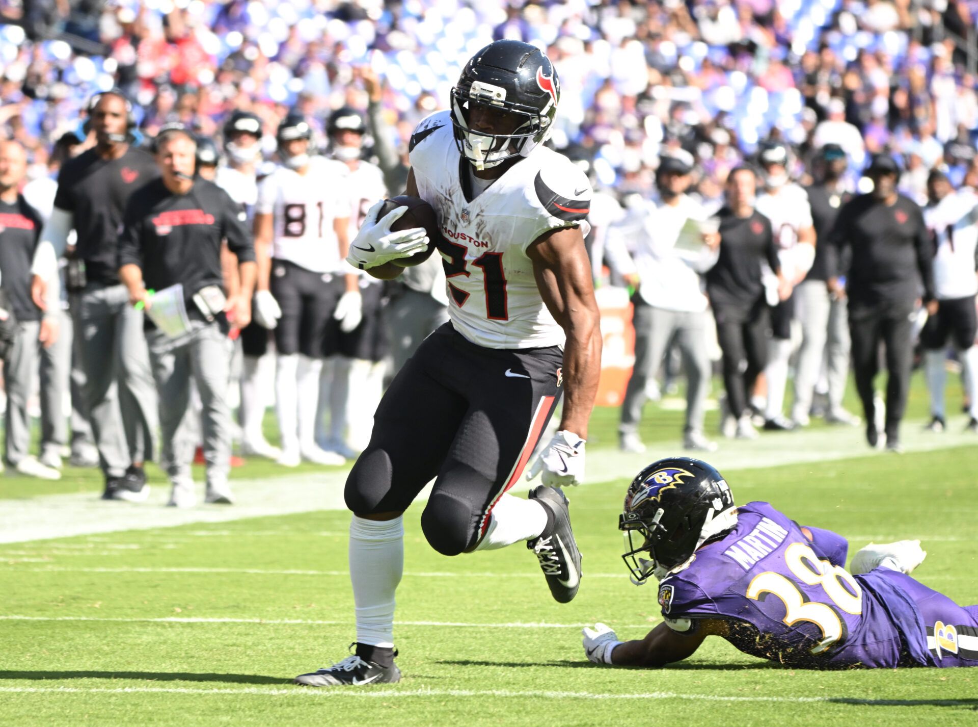 Houston Texans running back Nick Chubb (21) runs for a gain past Baltimore Ravens cornerback Keyon Martin (38) during the third quarter at M&T Bank Stadium.