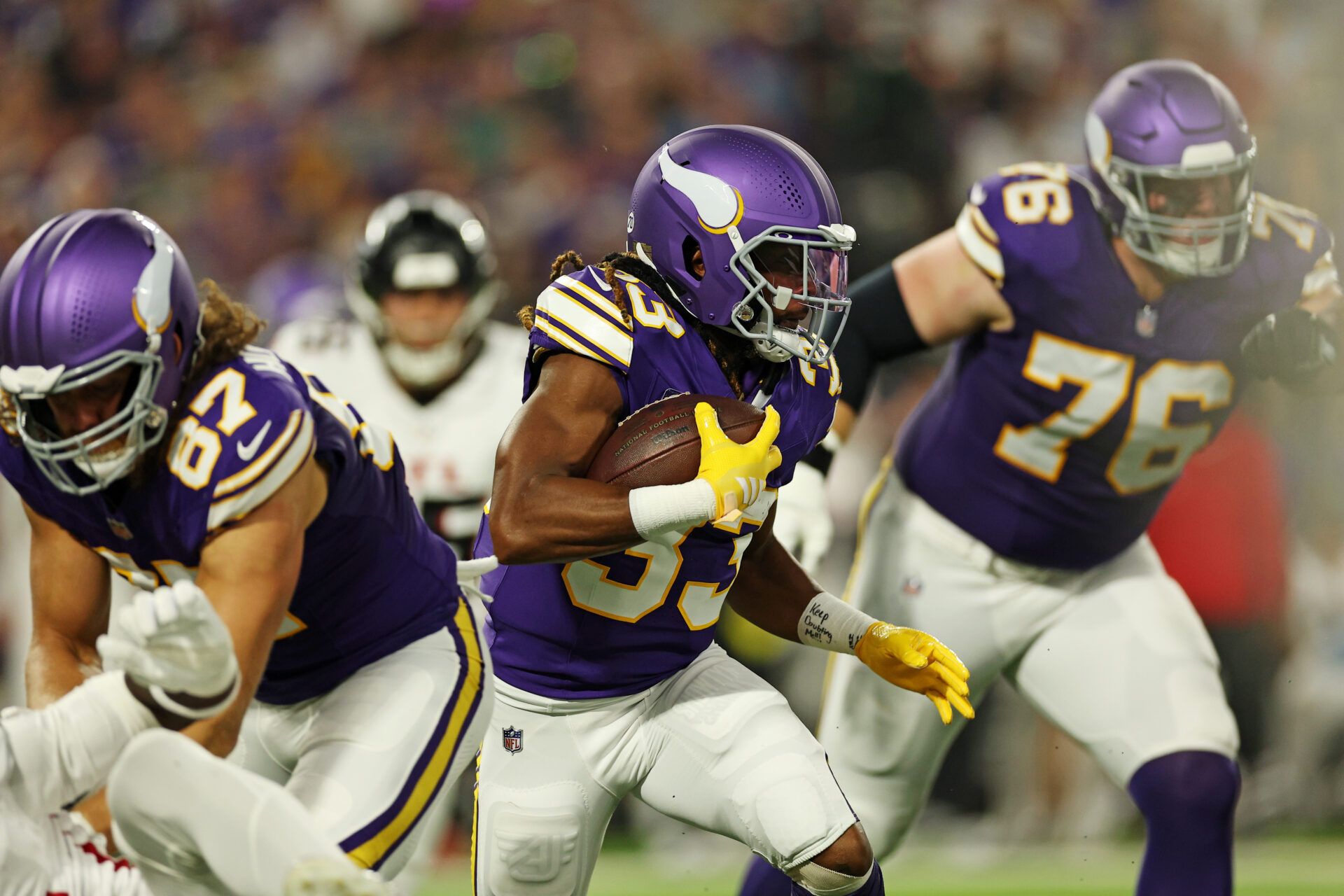 Minnesota Vikings running back Aaron Jones Sr. (33) runs the ball during the first half against the Atlanta Falcons at U.S. Bank Stadium.
