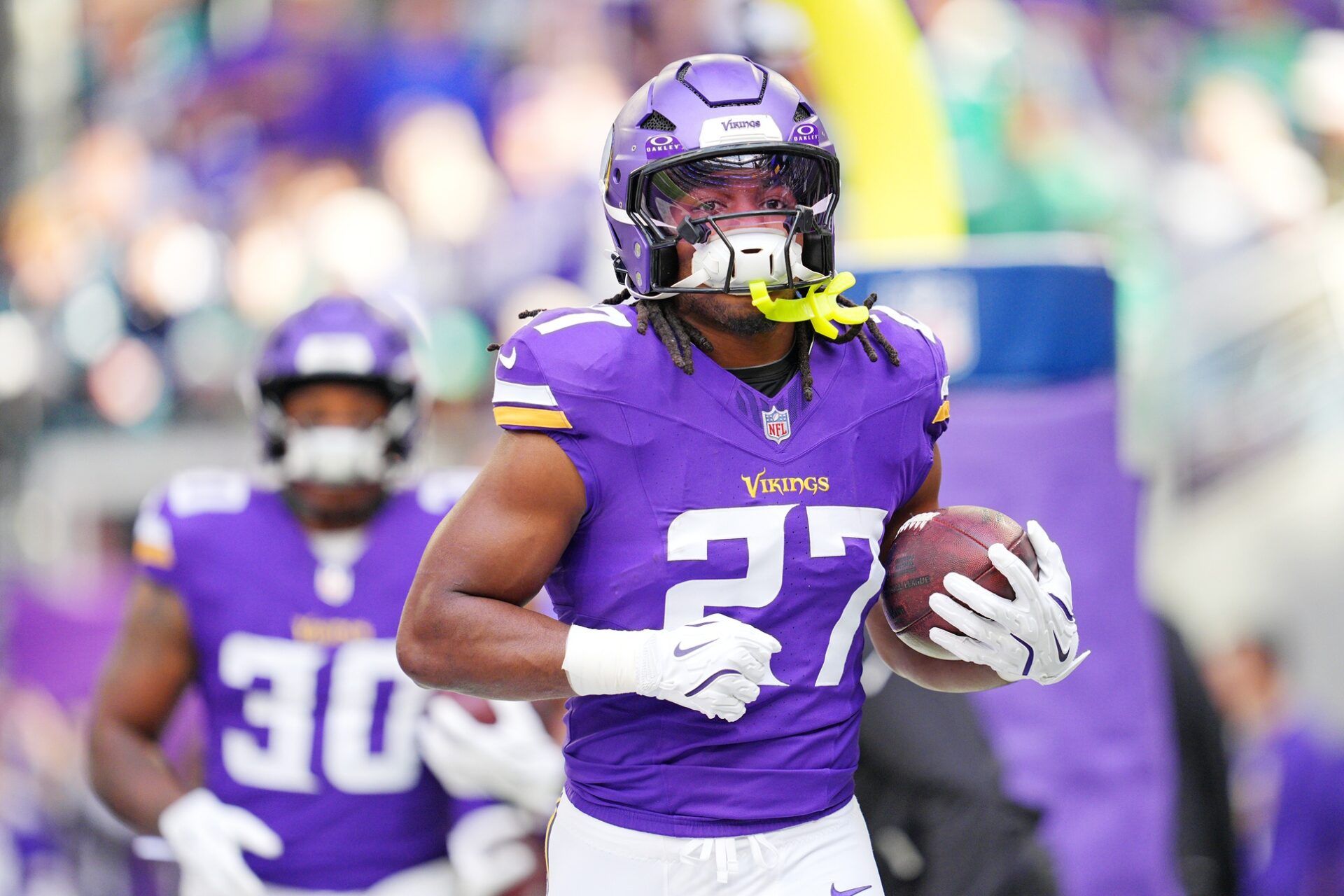 Minnesota Vikings running back Jordan Mason (27) warms up before the game against the Philadelphia Eagles at U.S. Bank Stadium.