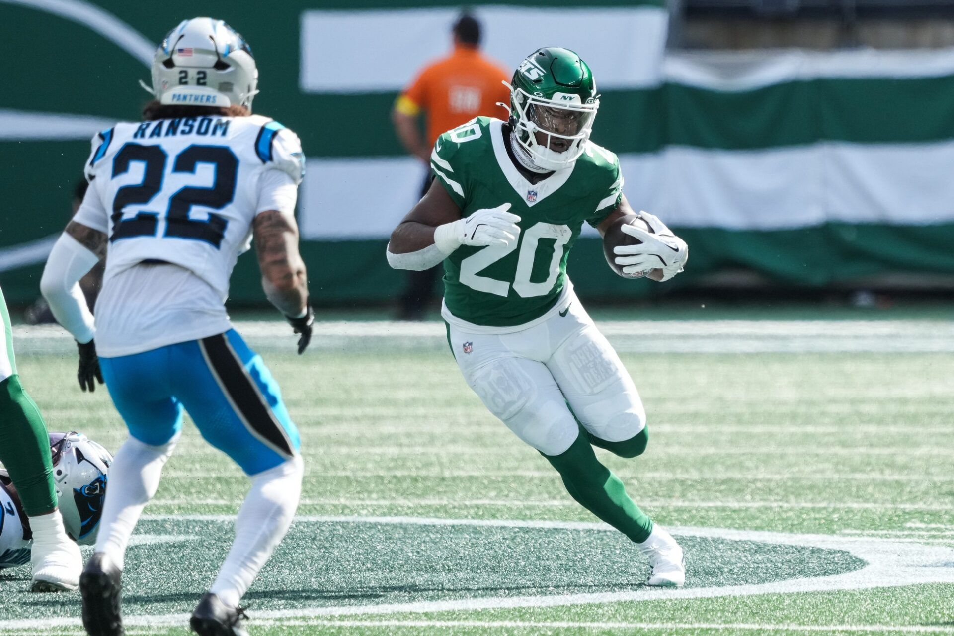 New York Jets running back Breece Hall (20) runs with the ball in the first quarter against the Carolina Panthers at MetLife Stadium.
