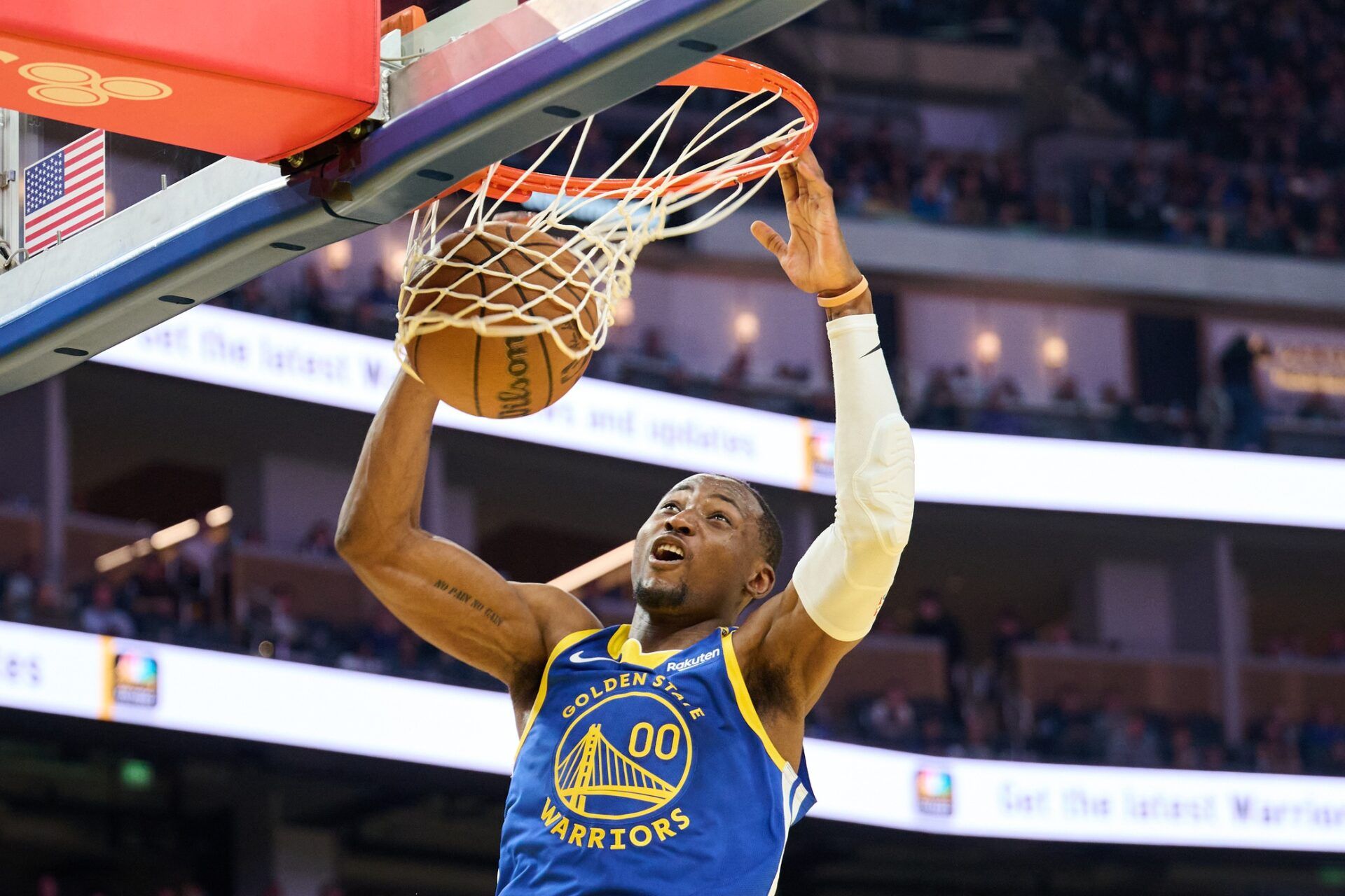 Golden State Warriors forward Jonathan Kuminga (00) dunks the ball against the Phoenix Suns during the second quarter at Chase Center.