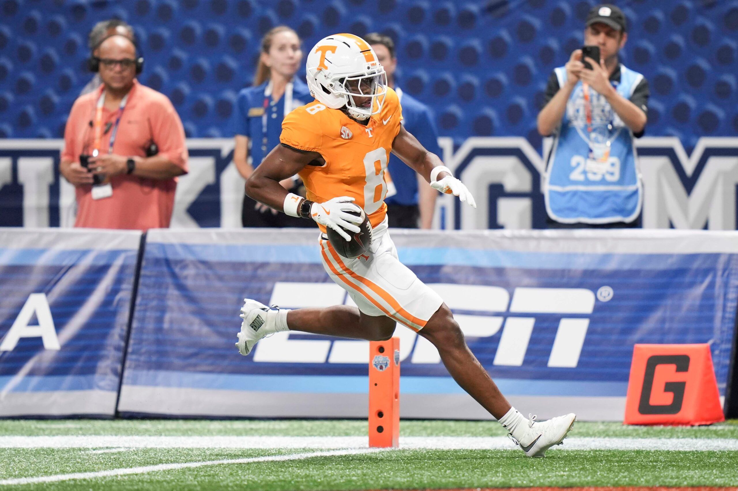 Tennessee defensive back Colton Hood (8) recovers a fumble and runs it into the end zone for a touchdown during the Aflac Kickoff Game between the Volunteers and Syracuse held at Mercedes-Benz Stadium in Atlanta, Ga., on August 30, 2025.