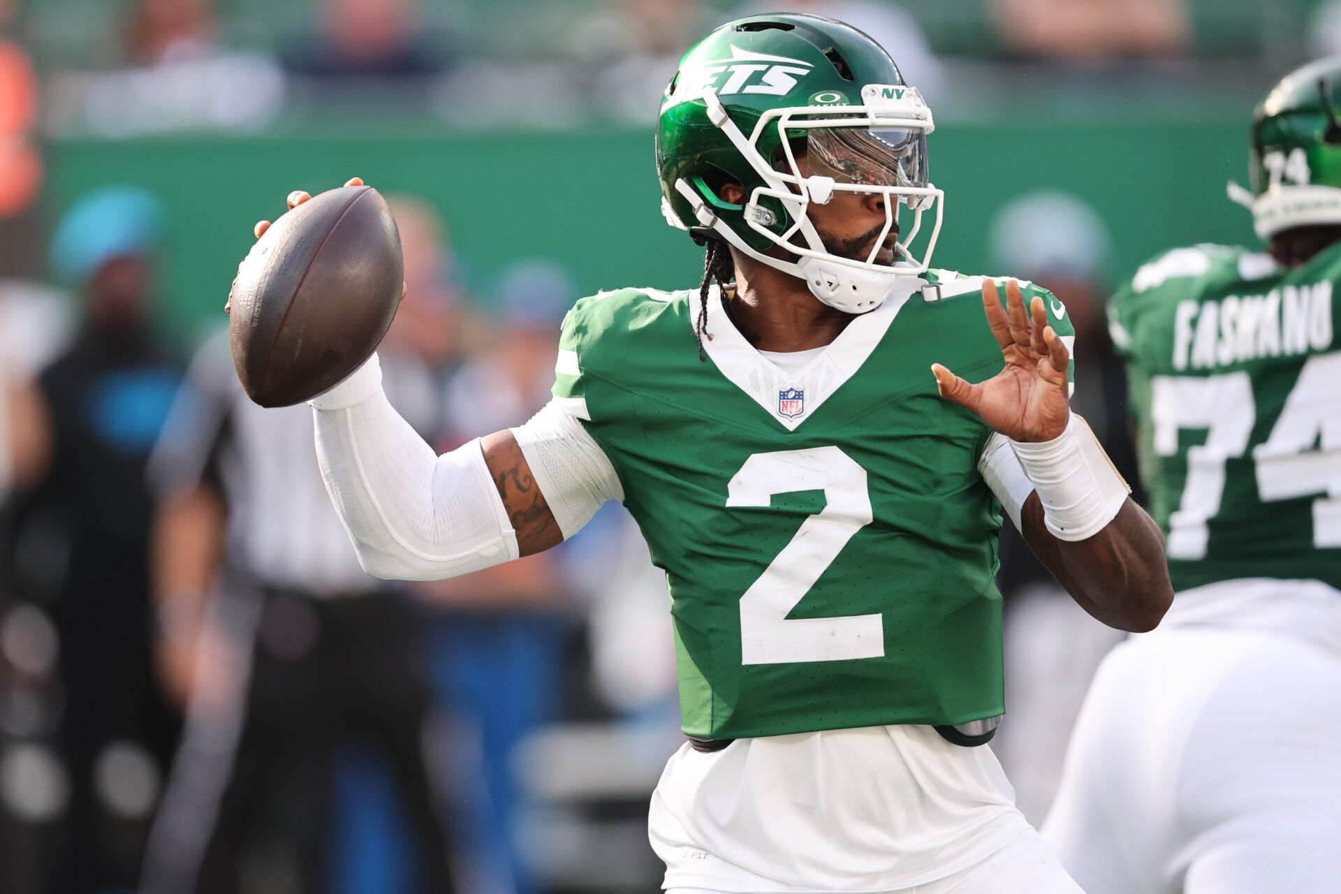New York Jets quarterback Tyrod Taylor (2) throws the ball in the third quarter against the Carolina Panthers at MetLife Stadium.