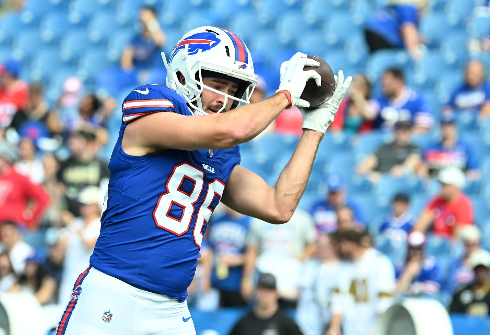 Buffalo Bills tight end Dalton Kincaid (86) warms up before a game against the Buffalo Bills at Highmark Stadium.