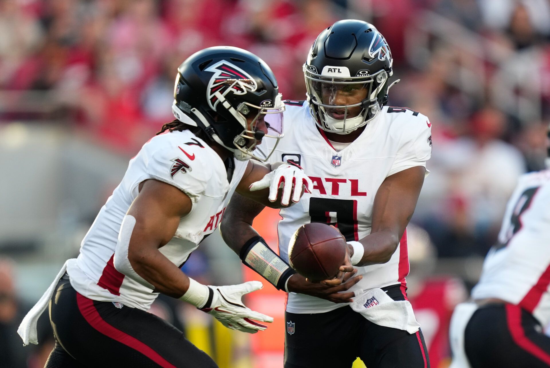 Atlanta Falcons quarterback Michael Penix Jr. (9) hands the ball off to Atlanta Falcons running back Bijan Robinson (7) during the first quarter against the San Francisco 49ers at Levi's Stadium.