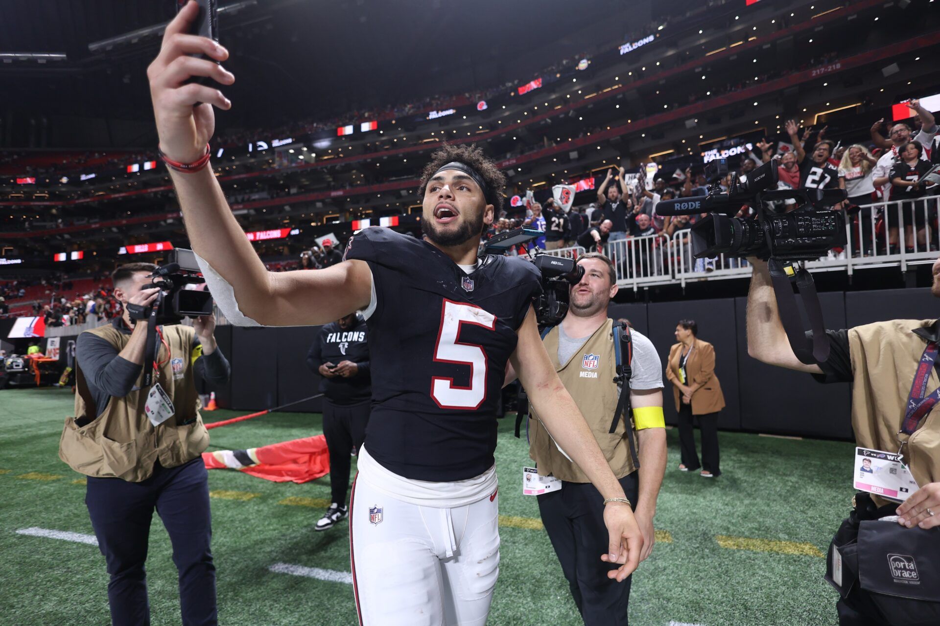 Atlanta Falcons wide receiver Drake London (5) leaves the field after a game against the Buffalo Bills at Mercedes-Benz Stadium.