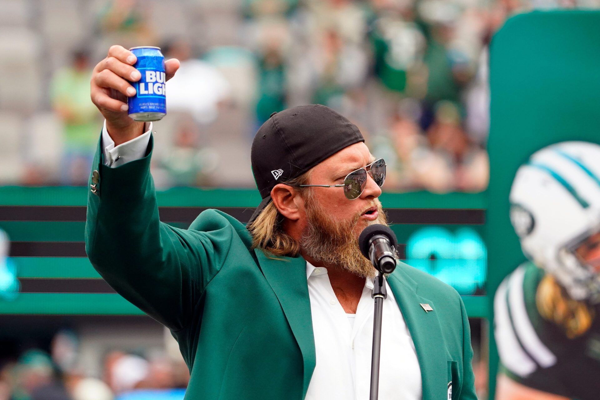 Former New York Jets center Nick Mangold holds a beer as a toast to the fans during his ring of honor induction ceremony at MetLife Stadium on Sunday, Sept. 25, 2022.

Nfl Jets Vs Cincinnati Bengals Bengals At Jets