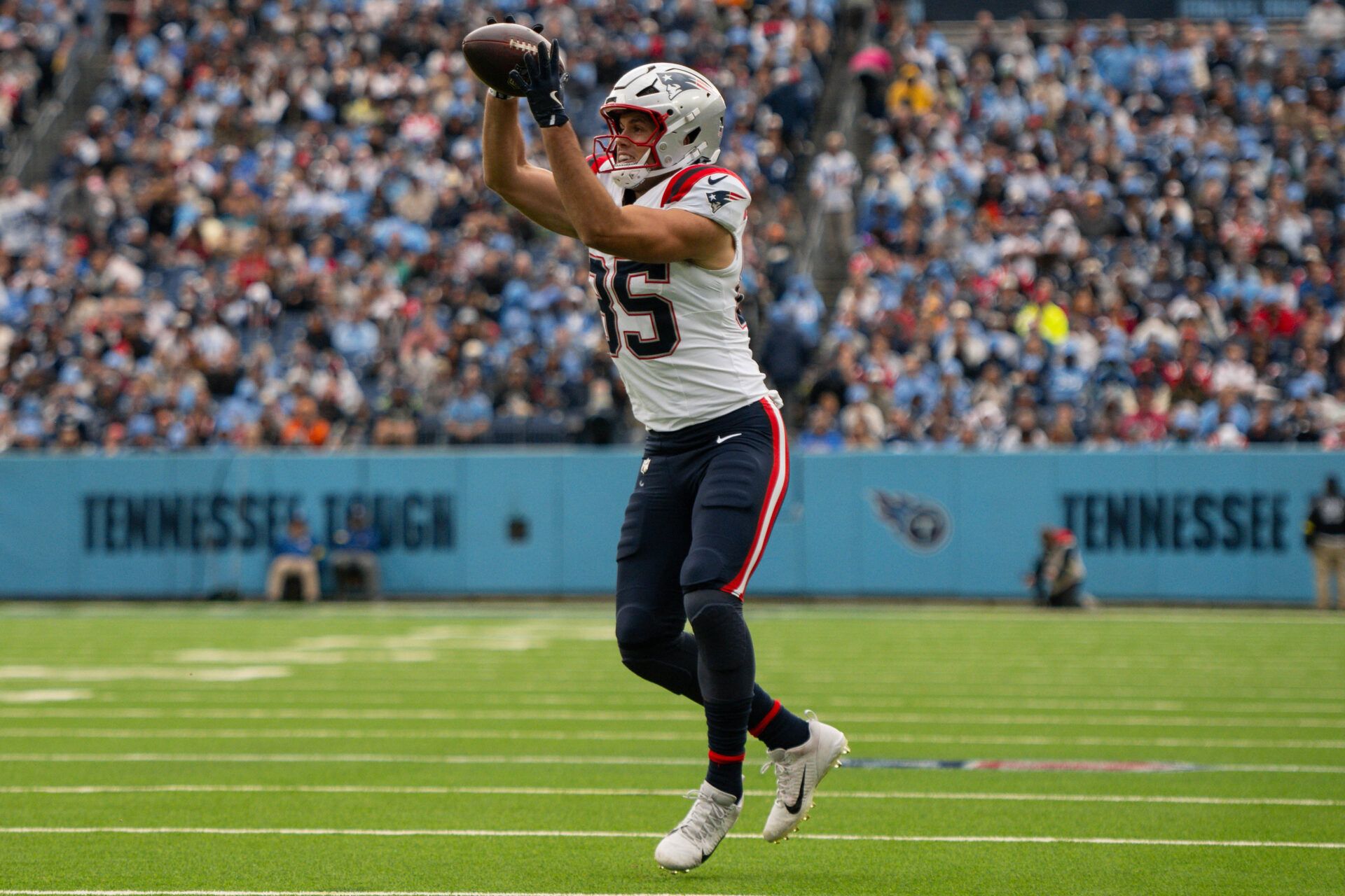 New England Patriots tight end Hunter Henry (85) makes a catch over the middle against the Tennessee Titans during the first half at Nissan Stadium.