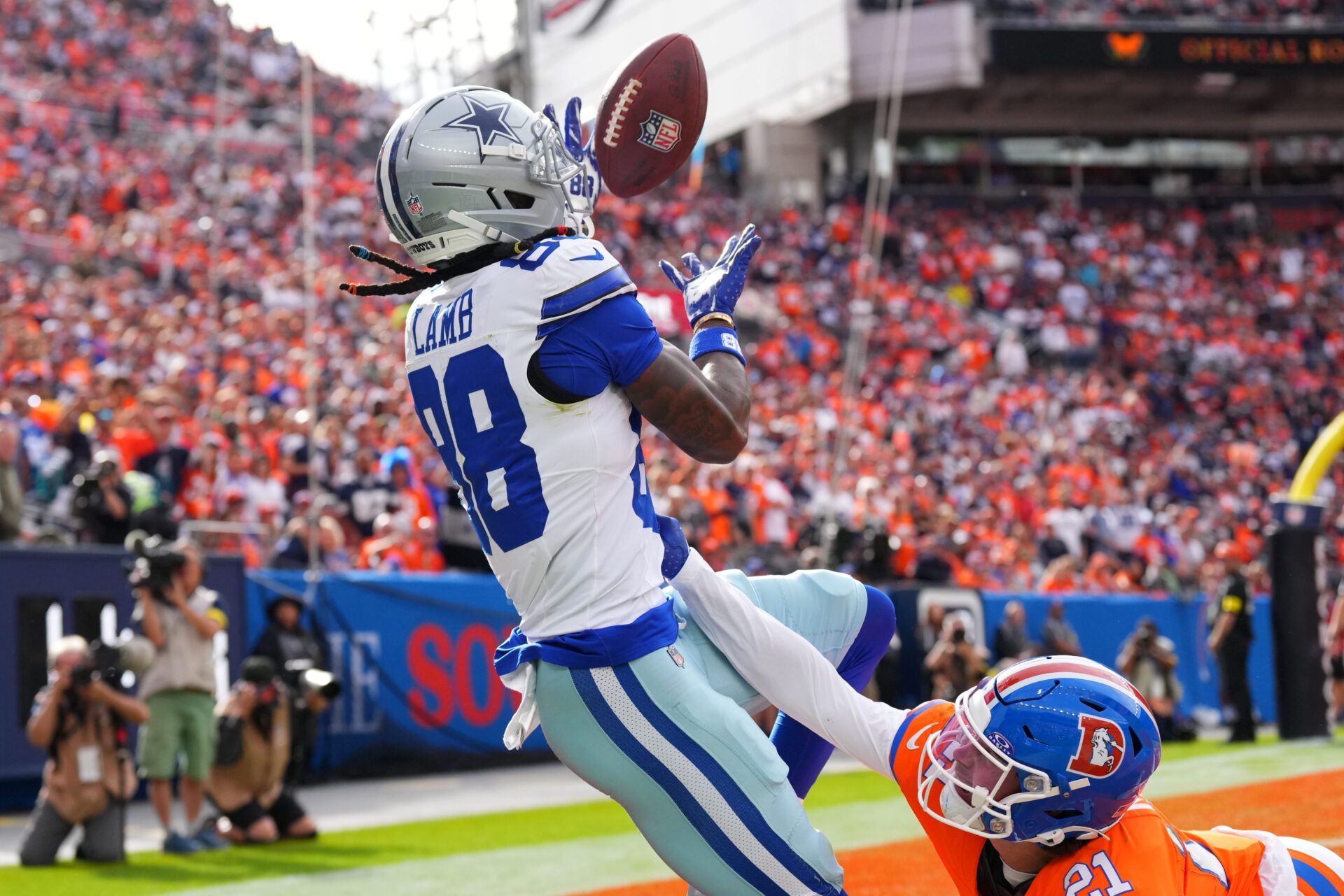 Denver Broncos cornerback Riley Moss (21) defends against Dallas Cowboys wide receiver CeeDee Lamb (88) in the first half at Empower Field at Mile High.