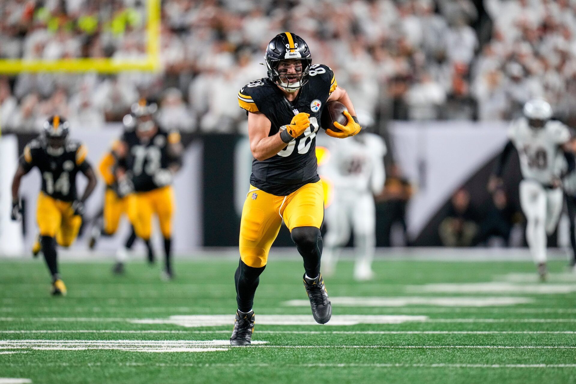 Pittsburgh Steelers tight end Pat Freiermuth (88) catches a wide open pass for a go-ahead touchdown in the fourth quarter of the NFL Week 7 game between the Cincinnati Bengals and the Pittsburgh Steelers at Paycor Stadium in downtown Cincinnati on Thursday, Oct. 16, 2025. The Bengals won, 33-31.