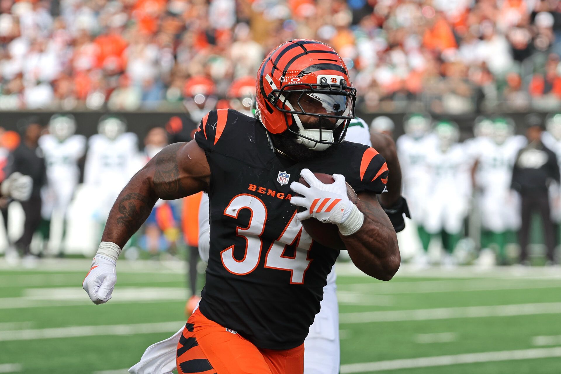 Cincinnati Bengals running back Samaje Perine (34) runs with the ball during the third quarter against the New York Jets at Paycor Stadium.